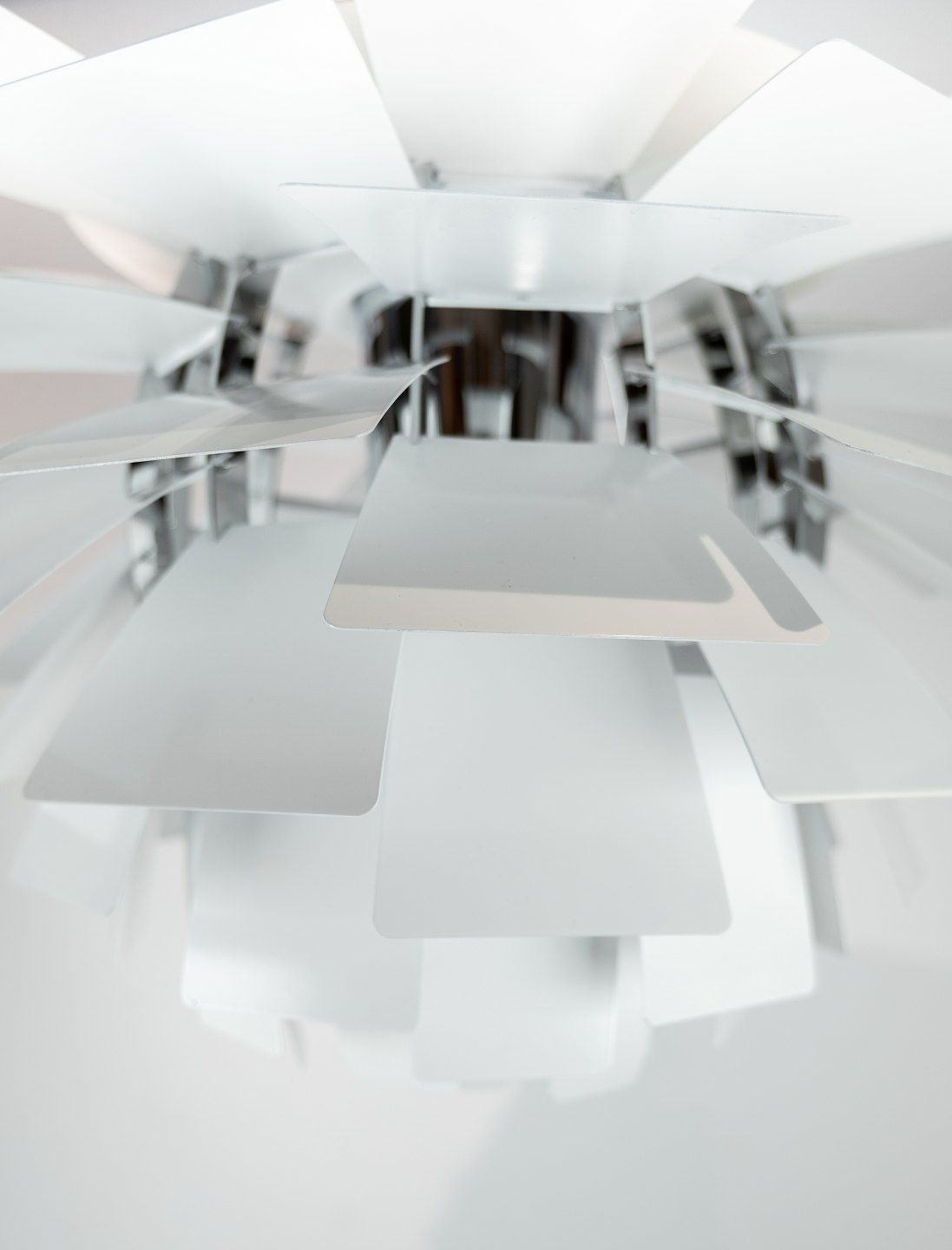 White Artichoke, ø48, Designed By Poul Henningsen In 1958 And Manufactured By Louis Poulsen. photo 5435.0