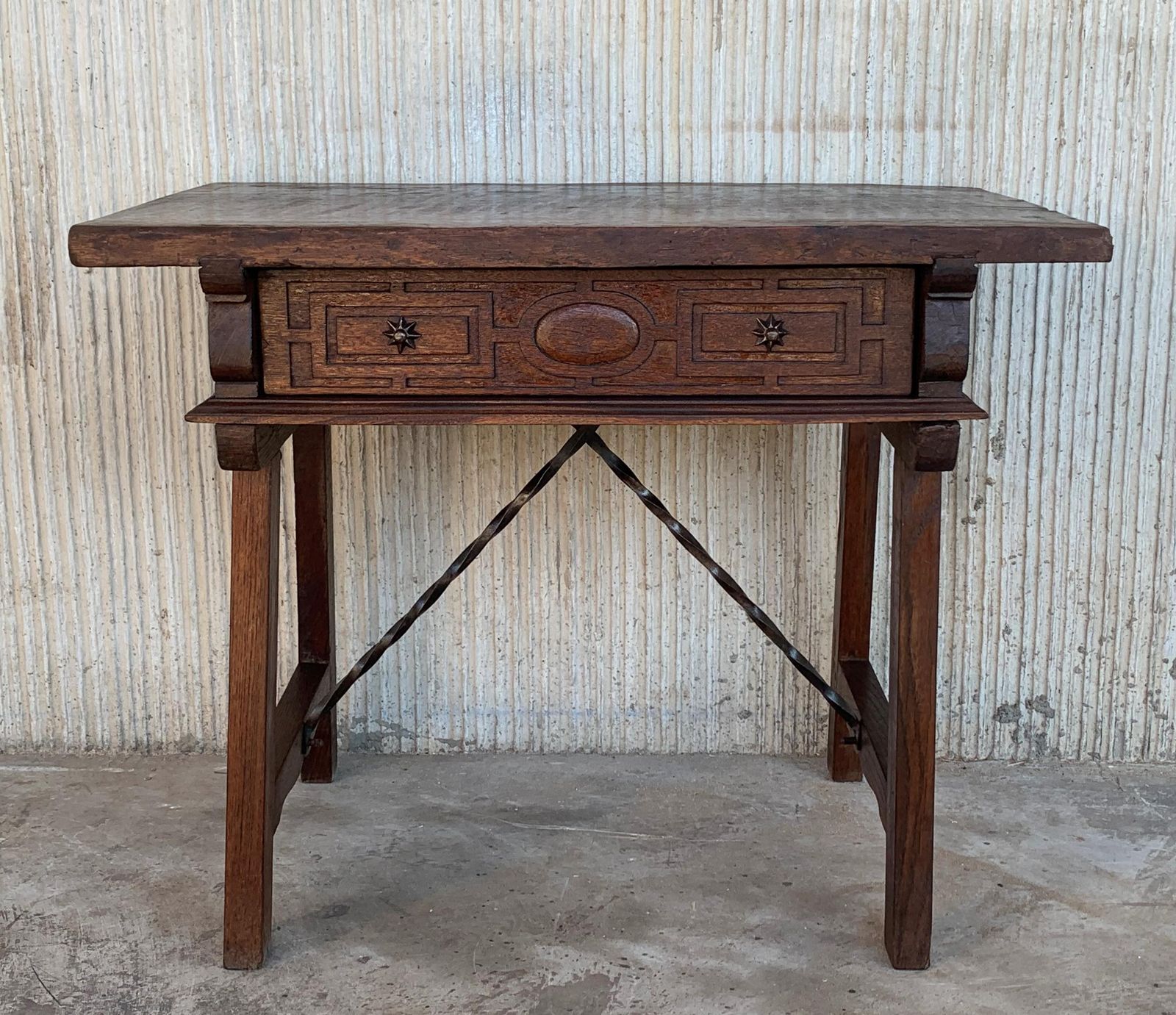 Table d'appoint ou bureau de dame espagnol en noyer, pieds sculptés et entretoise en fer, années 1880 photo Mobilier