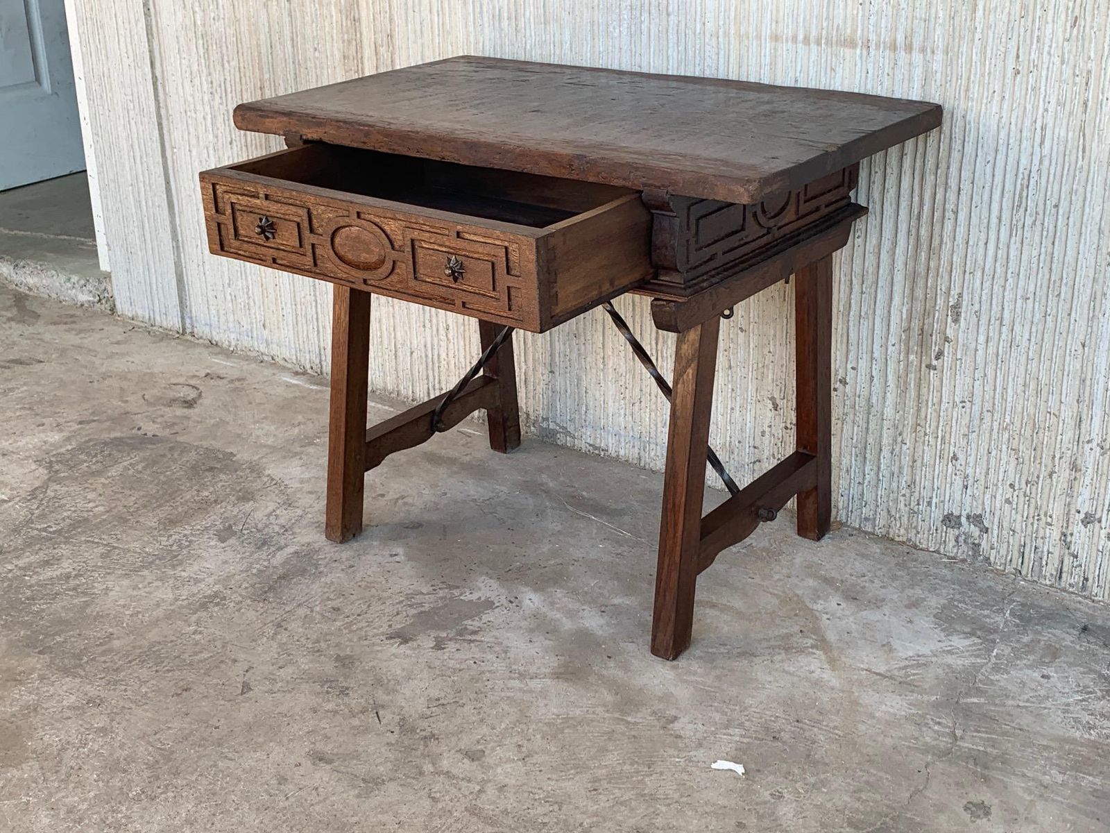 photo furniture Table d'appoint ou bureau de dame espagnol en noyer, pieds sculptés et entretoise en fer, années 1880