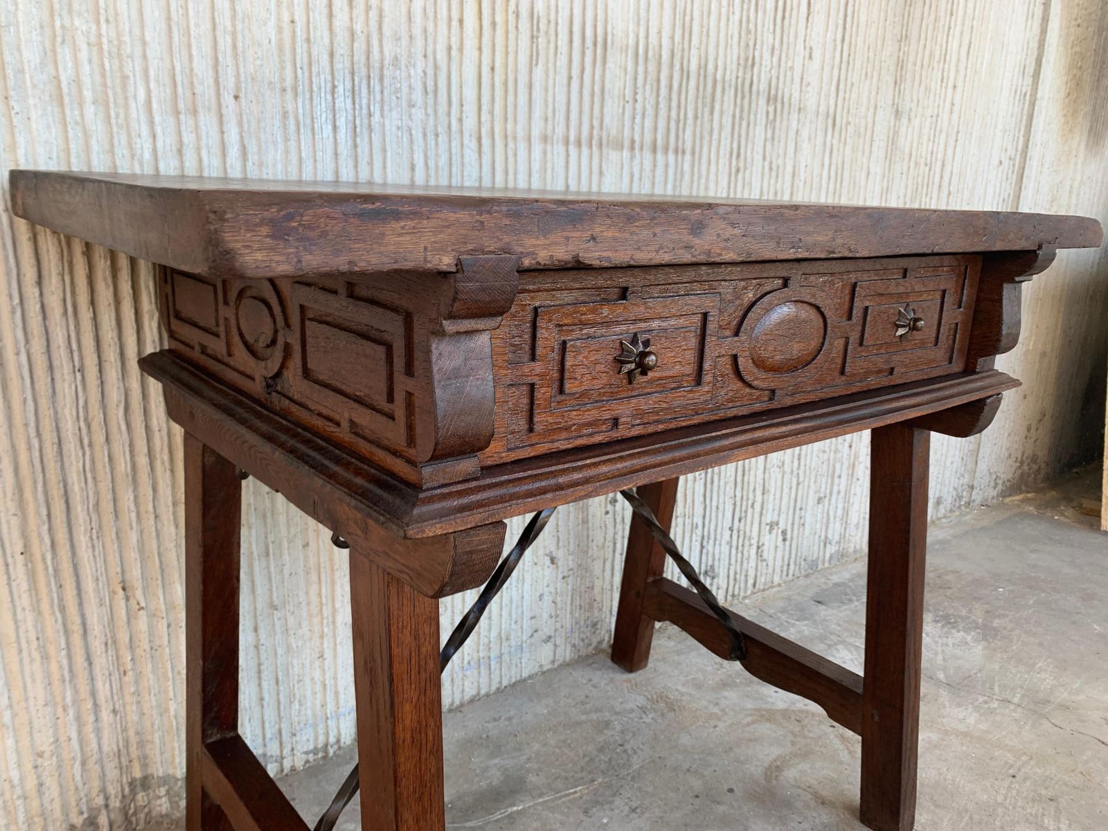 2744.0 Table d'appoint ou bureau de dame espagnol en noyer, pieds sculptés et entretoise en fer, années 1880 photo