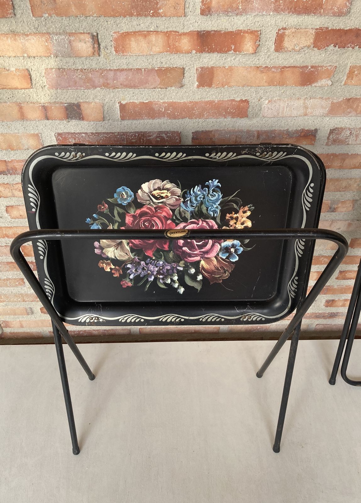 photo for sale Mid-Century zwart metalen serveerblad op inklapbare standaard van Crest Line
