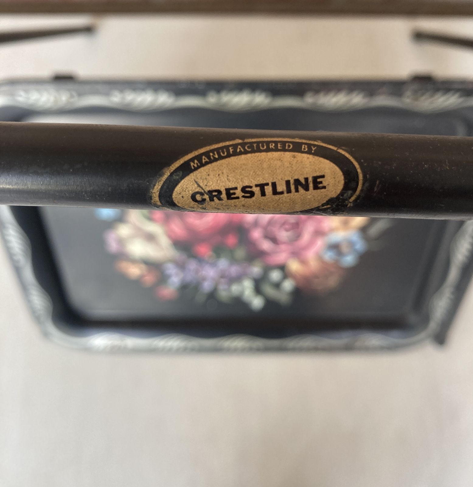 Mid-Century zwart metalen serveerblad op inklapbare standaard van Crest Line photo Meubels