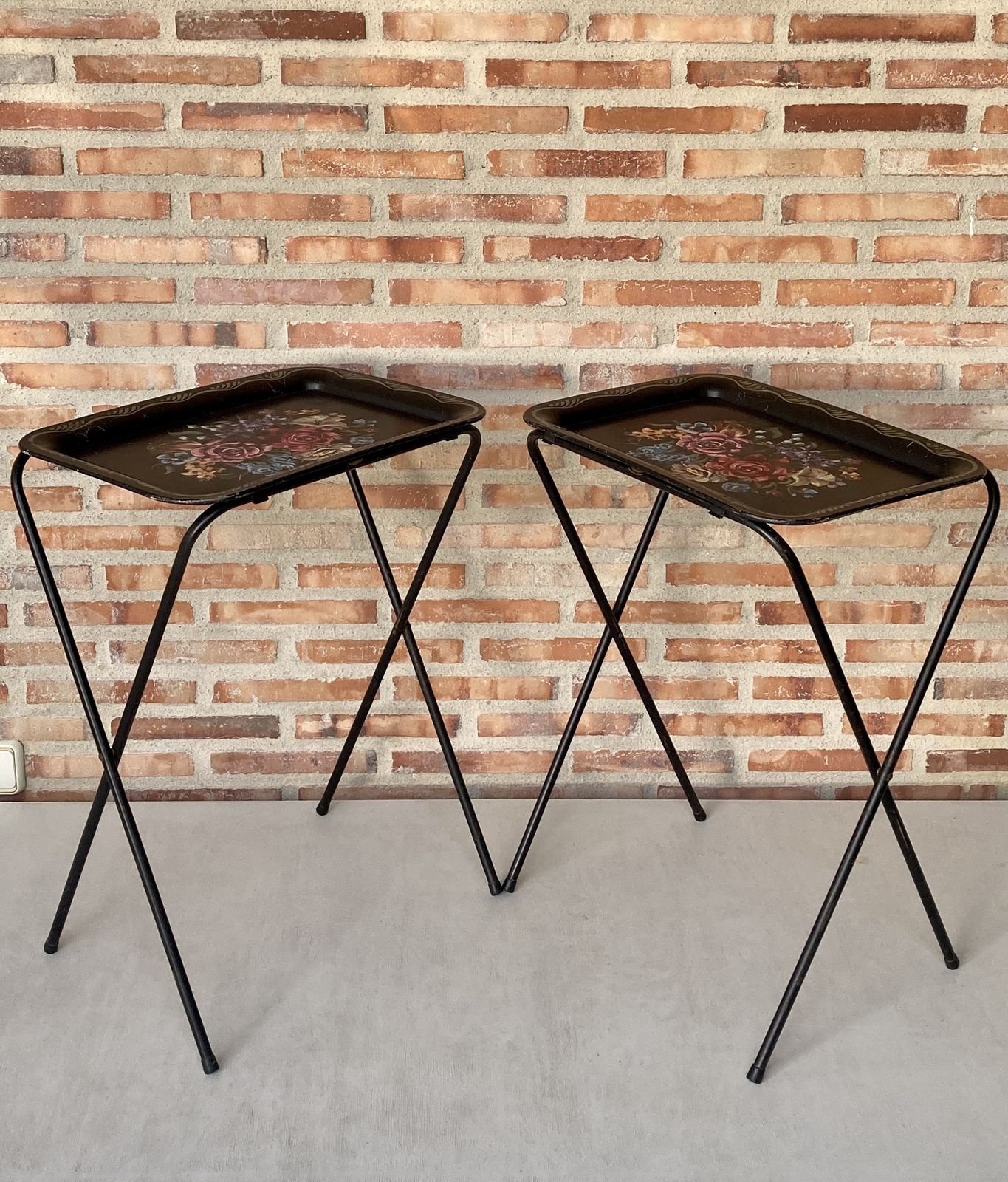 Mid-Century zwart metalen serveerblad op inklapbare standaard van Crest Line