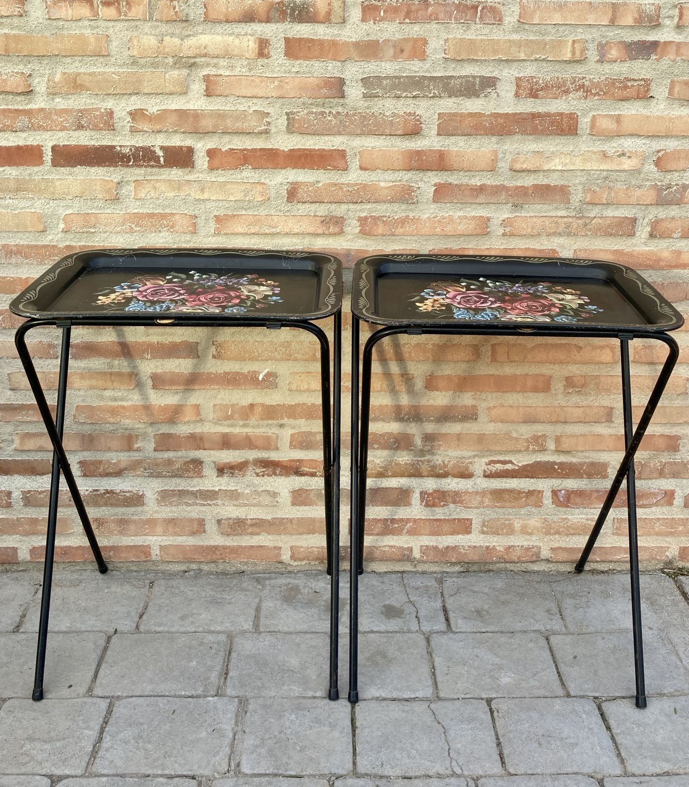 Mid-Century zwart metalen serveerblad op inklapbare standaard van Crest Line photo buy