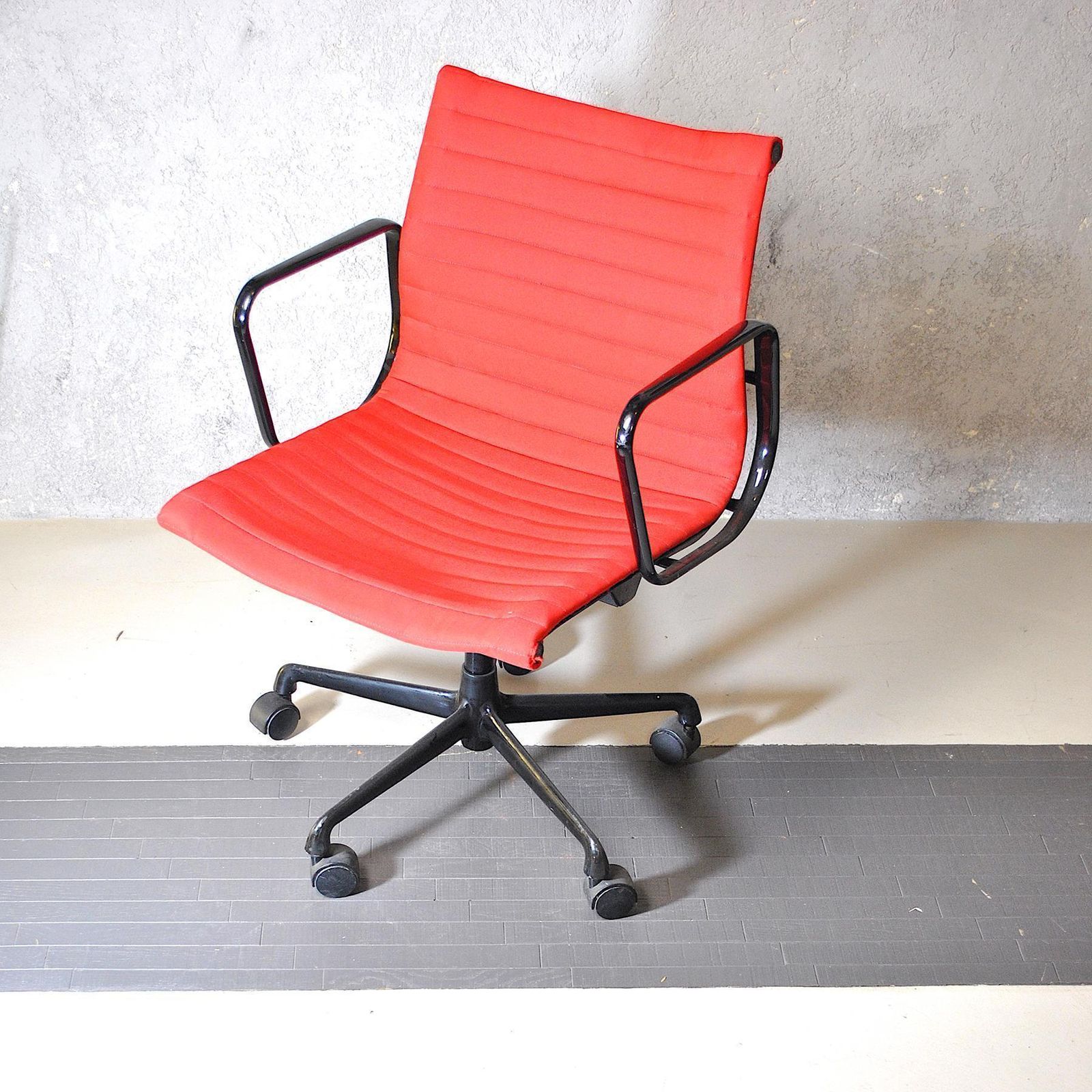 Herman Miller Office Chair In Red Fabric photo 930.0