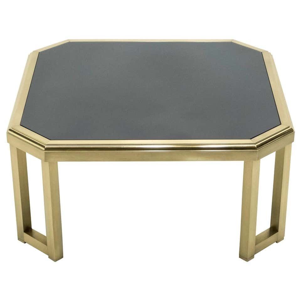 Table d'appoint mid-century modern en laiton et opaline noire, par Maison Jansen, années 1970 photo furniture