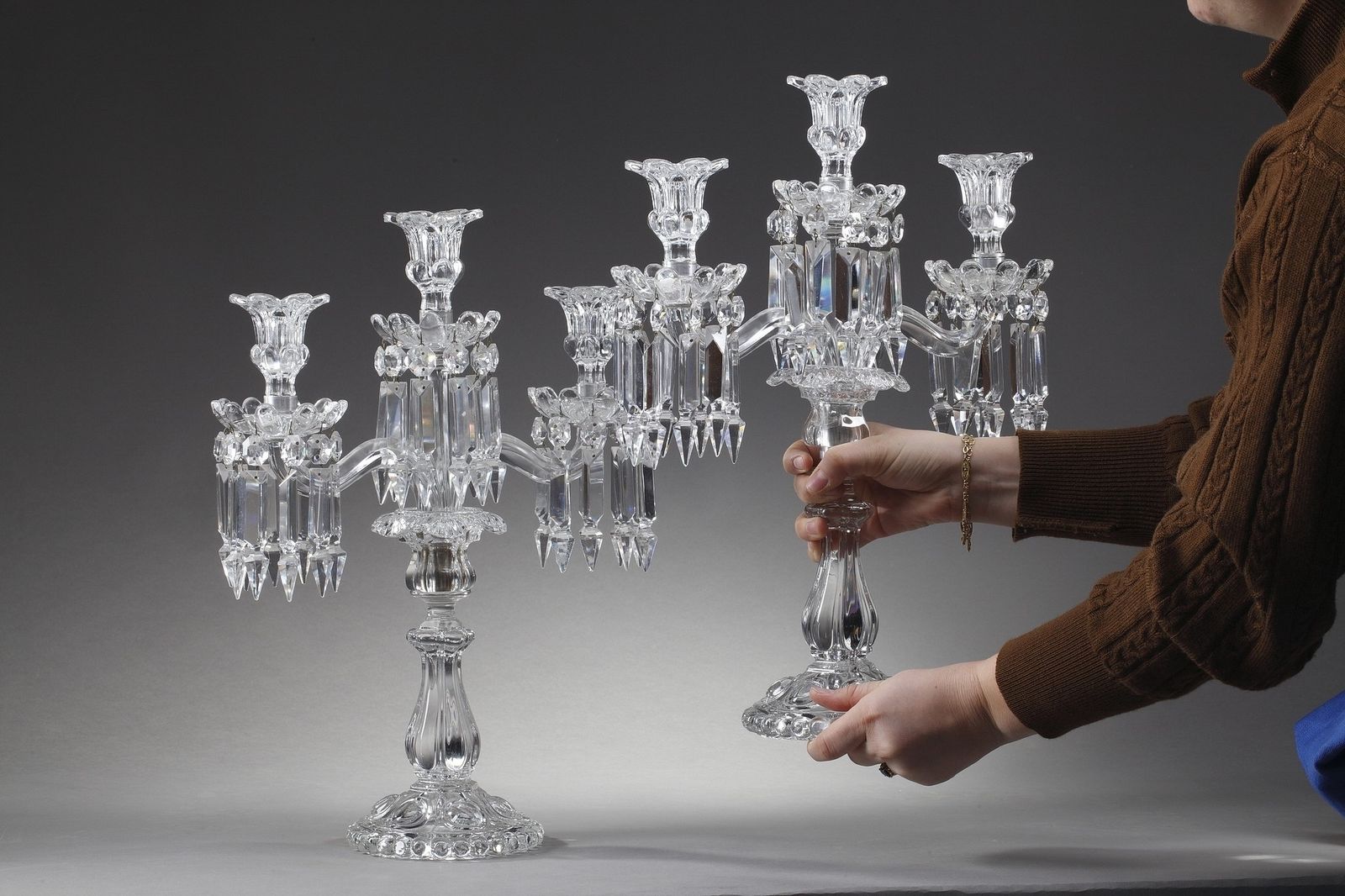 Paar kristallen kandelaars van Baccarat photo for sale