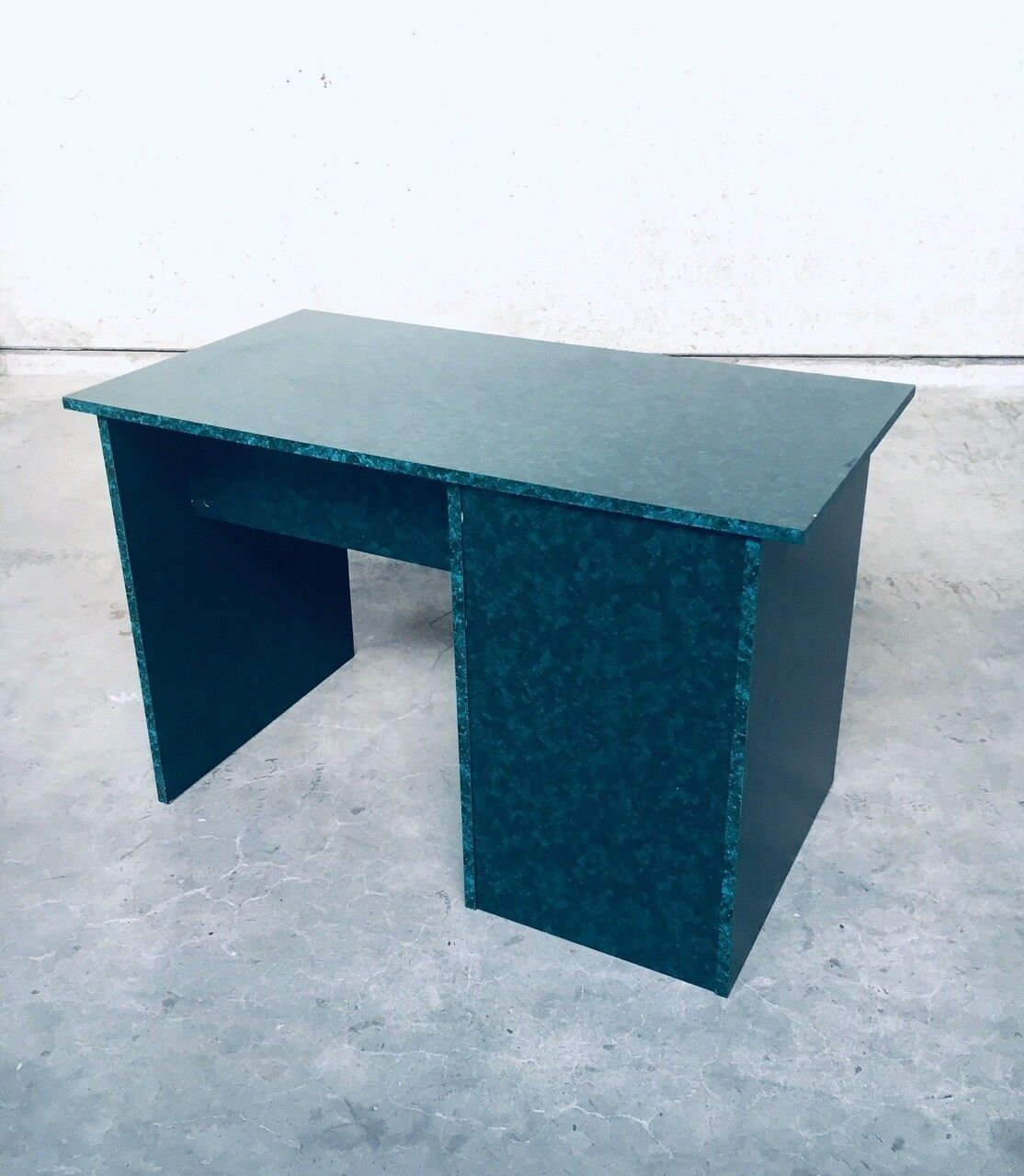 558.0 Memphis Style Small Computer Desk By Gautier, France 1985 photo