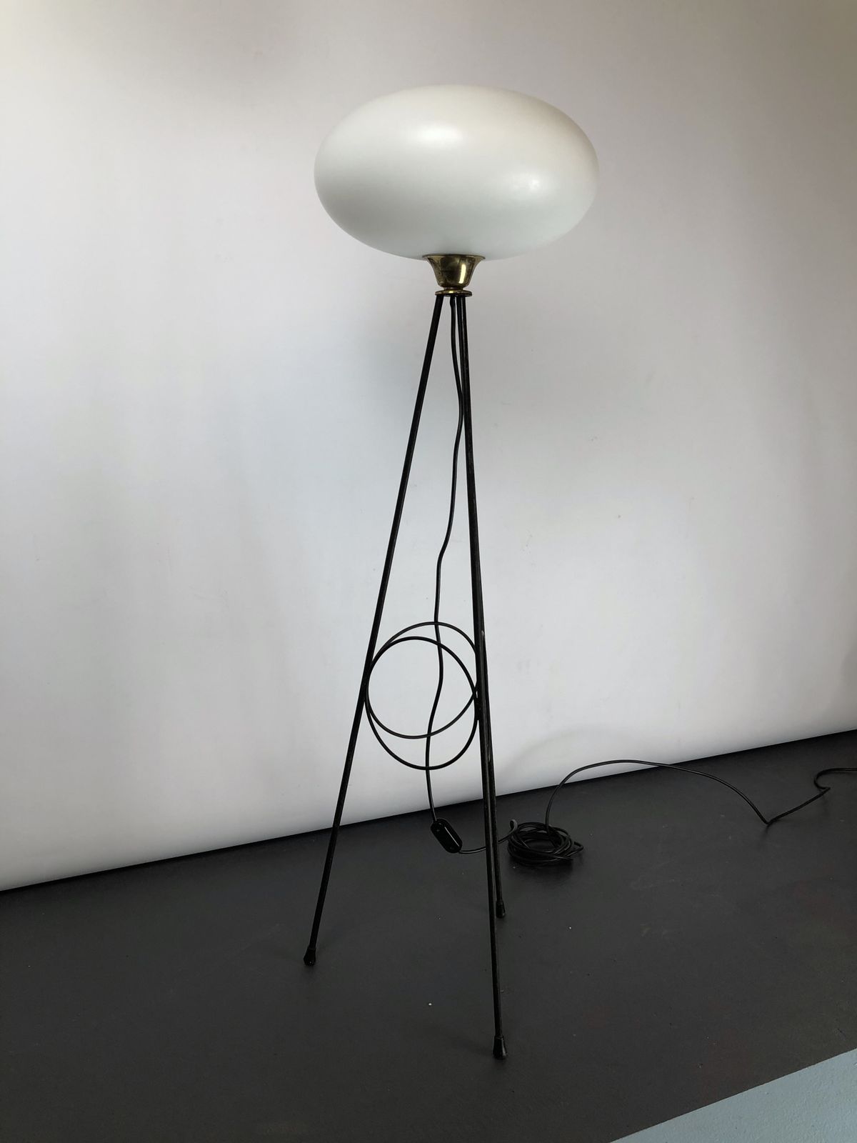 photo vintage Stilnovo, Iconic Italian Brass, Lacquer And Triplex Opaline Glass Tripod Lamp From 50s