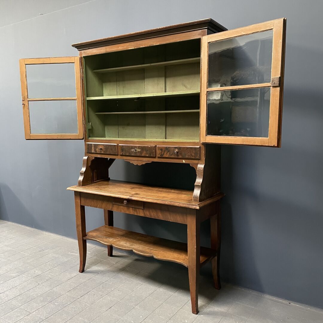 Meubels Bijzonder Antiek Dressoir Uit Oost Duitsland photo