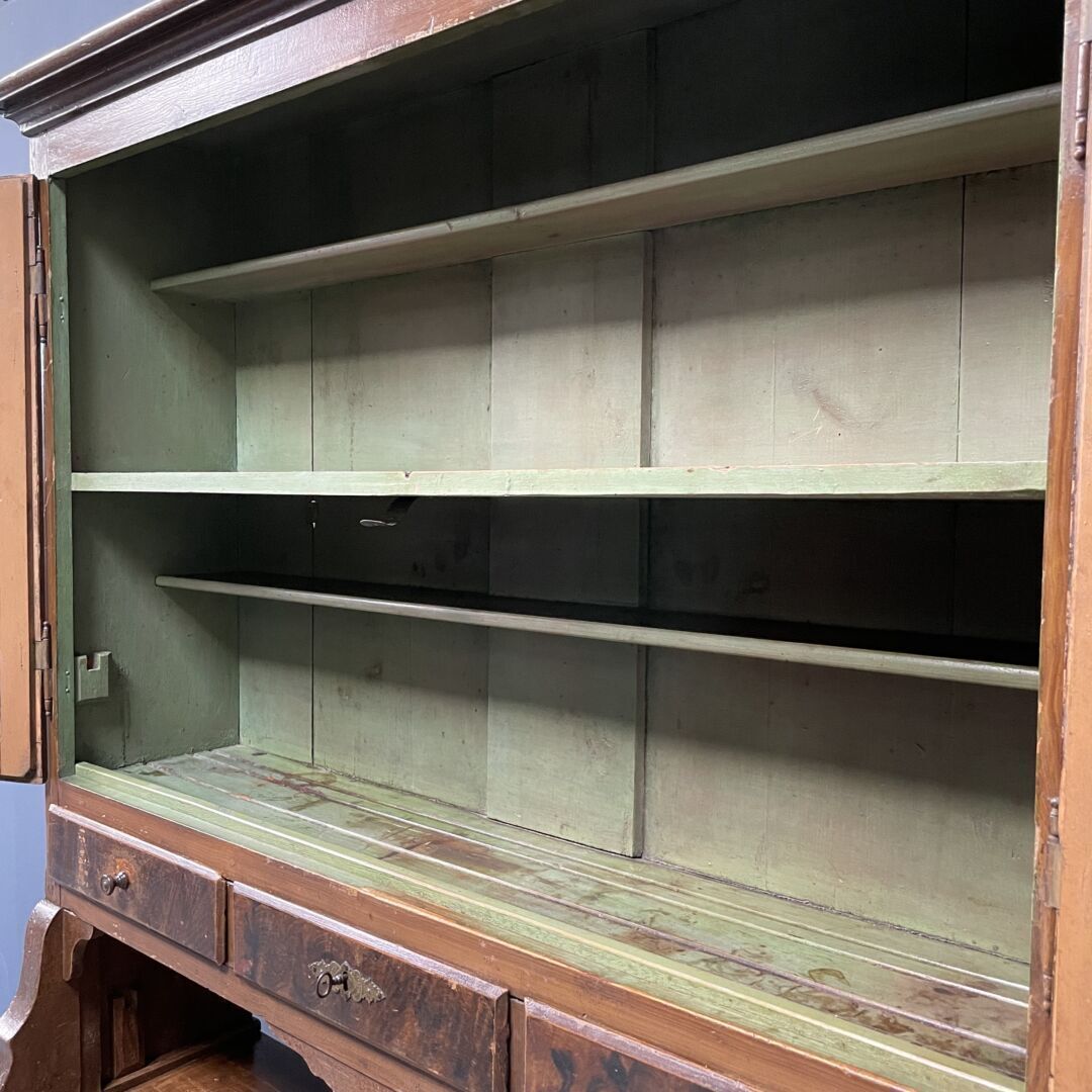 photo vintage Bijzonder Antiek Dressoir Uit Oost Duitsland