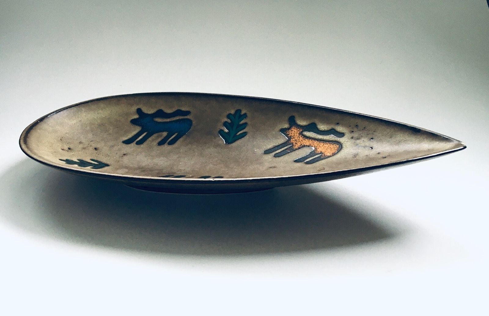 Mid Century Modern Kunstaardewerk "Deer" Schaal, West Duitsland Ca. Jaren 1960 photo for sale