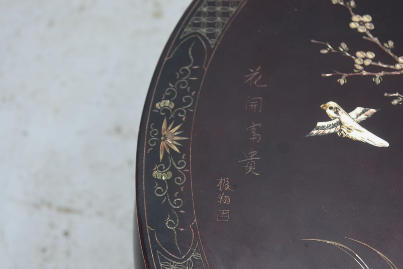 Asian Platter Coffee Table Décor With Inlaid Rooster Early 20th Century photo vinterior