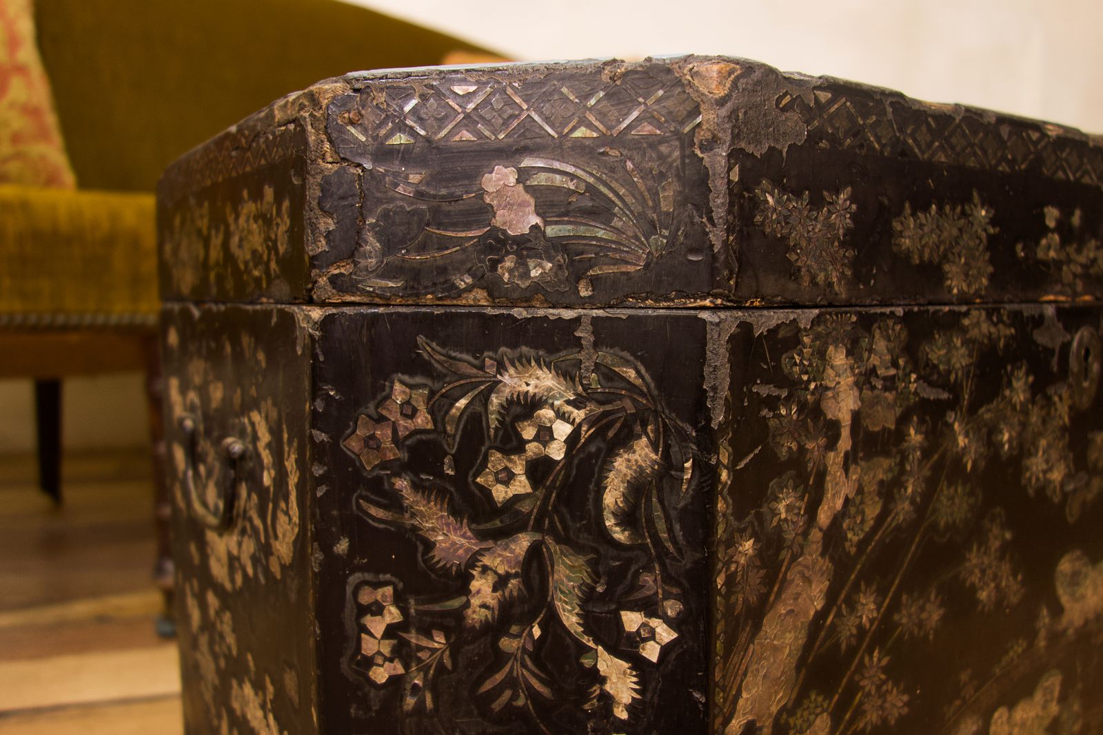 photo vinterior 18th Century Chinese Export Mother Of Pearl Tea Chest