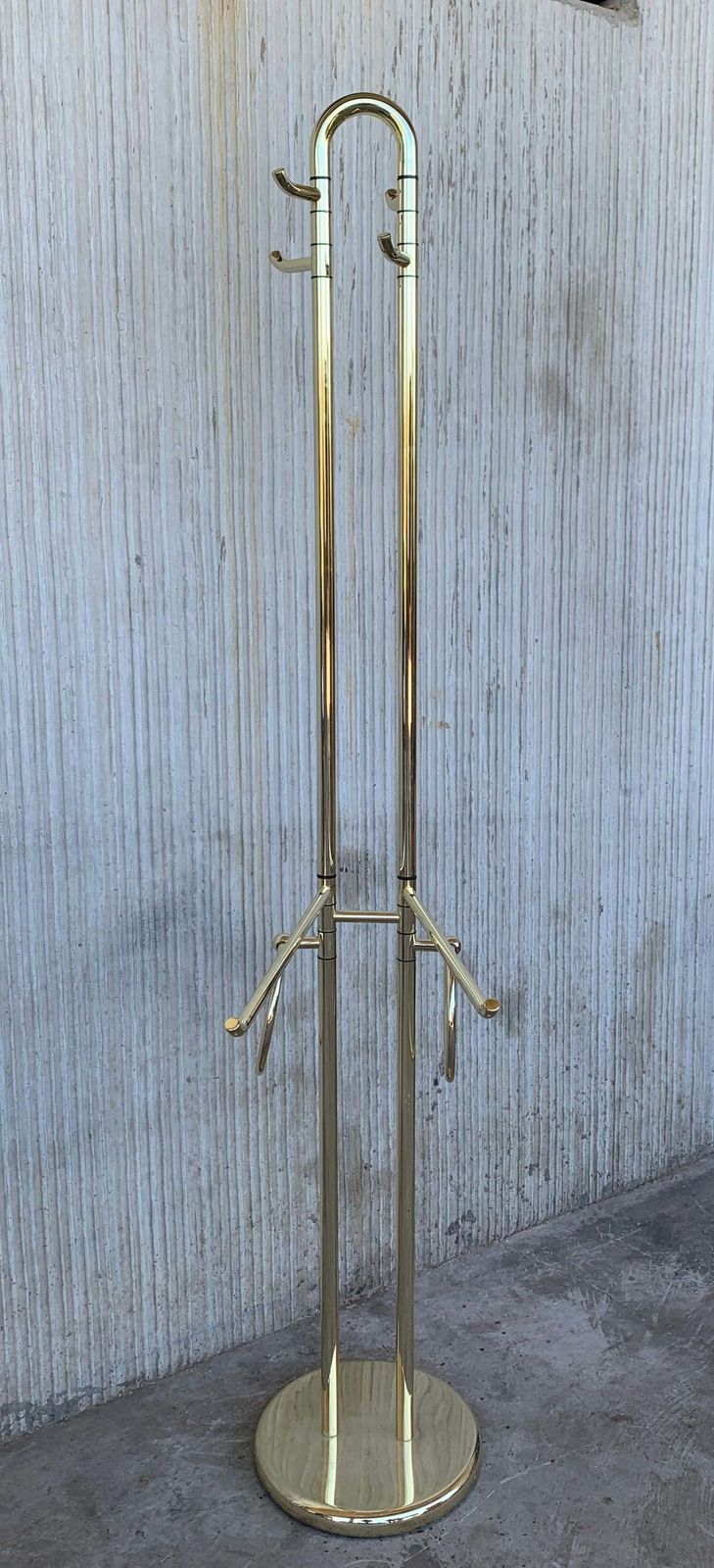 Porte-manteau italien Mid-Century Modern en laiton, base ronde, Italie, années 1970 photo furniture
