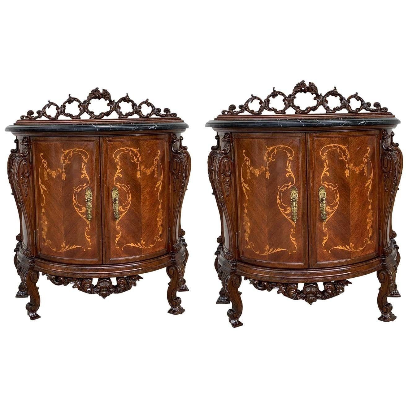 Paire de tables de chevet sculptées et en marqueterie, deux portes et tiroir caché