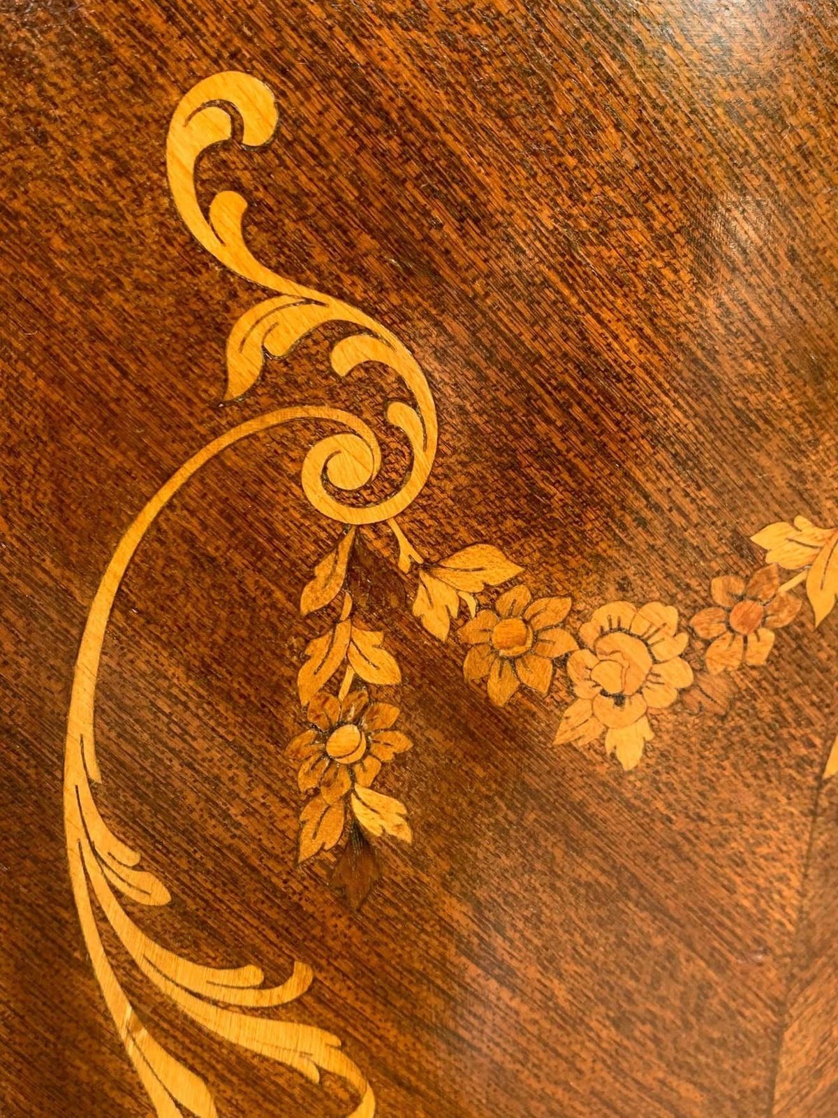 photo vinterior Paire de tables de chevet sculptées et en marqueterie, deux portes et tiroir caché