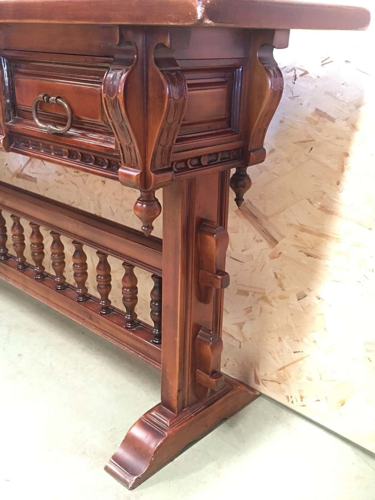 Console en noyer du XXe siècle à quatre tiroirs sculptés, signée Valentí photo vinterior