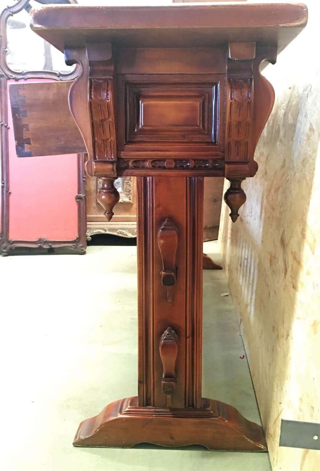 Console en noyer du XXe siècle à quatre tiroirs sculptés, signée Valentí photo vintage