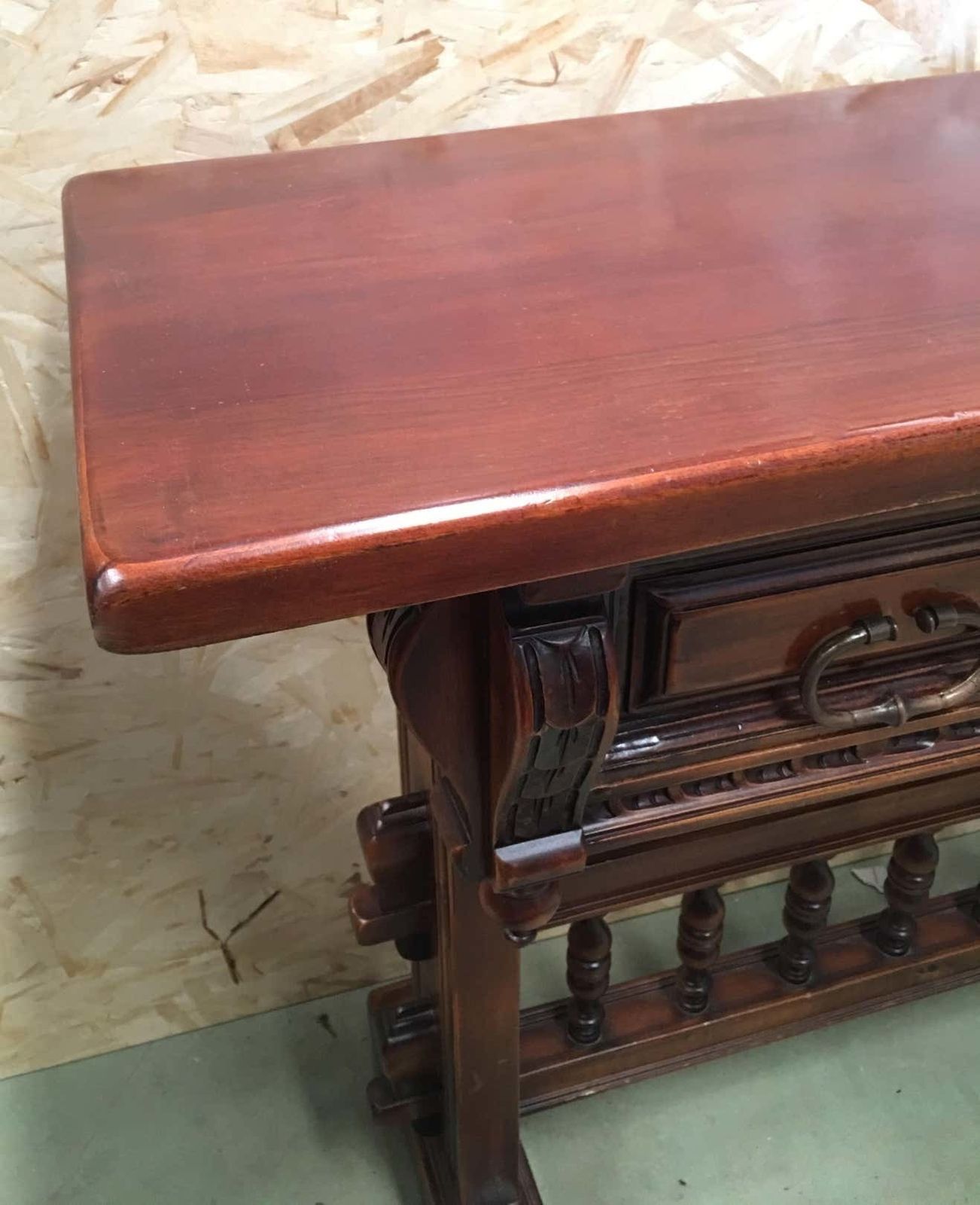 Mobilier Console en noyer du XXe siècle à quatre tiroirs sculptés, signée Valentí photo