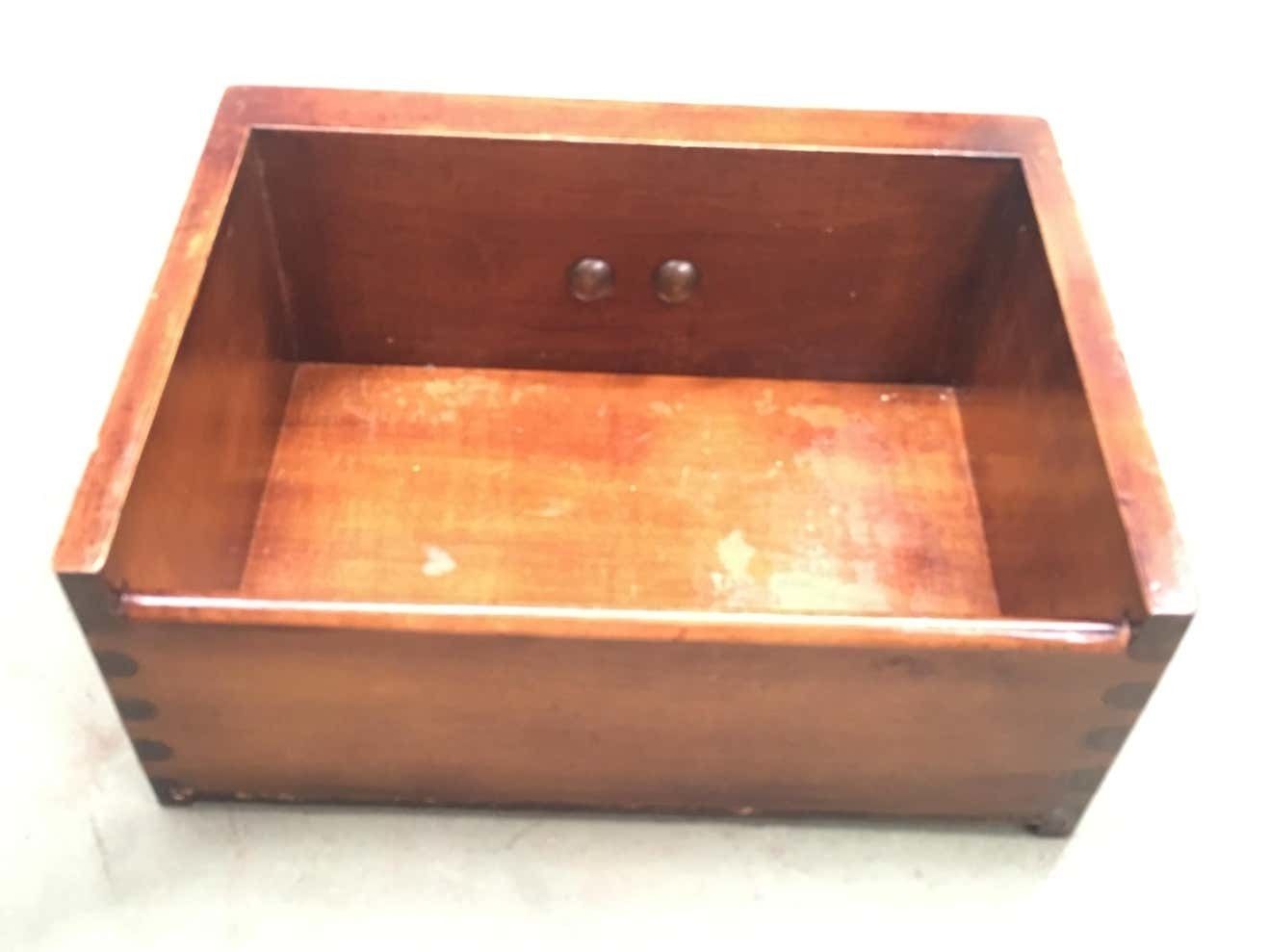 photo vintage Console en noyer du XXe siècle à quatre tiroirs sculptés, signée Valentí