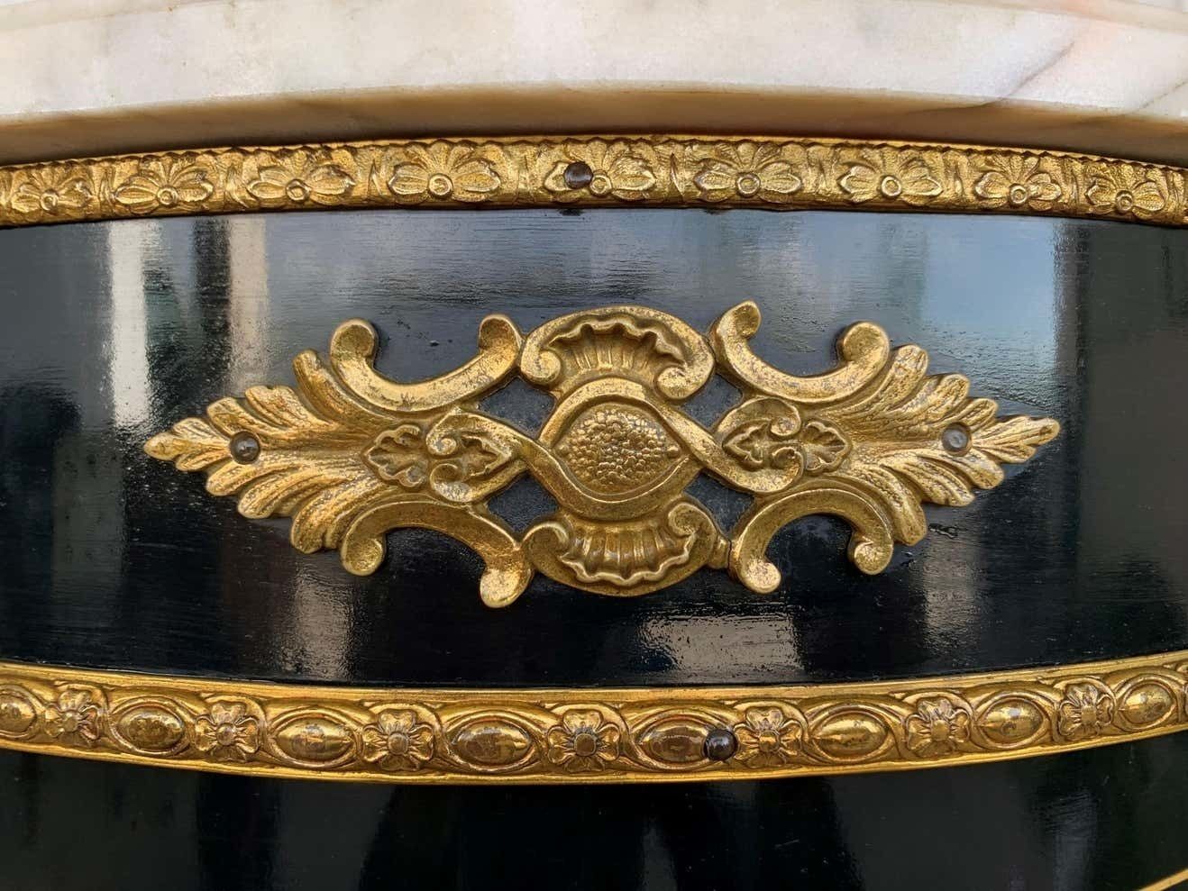 Mobilier Cabinet français en placage de pierre et montures en ormolu, XIXe siècle photo