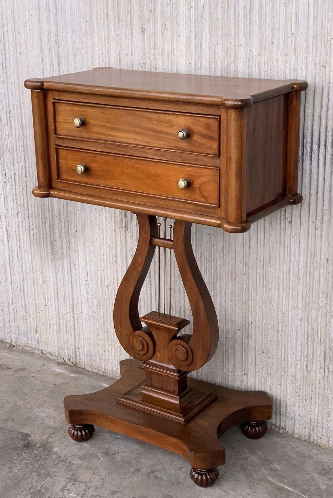 Table d'appoint de style Régence, à deux tiroirs et pieds en harpe, France, d'époque photo for sale