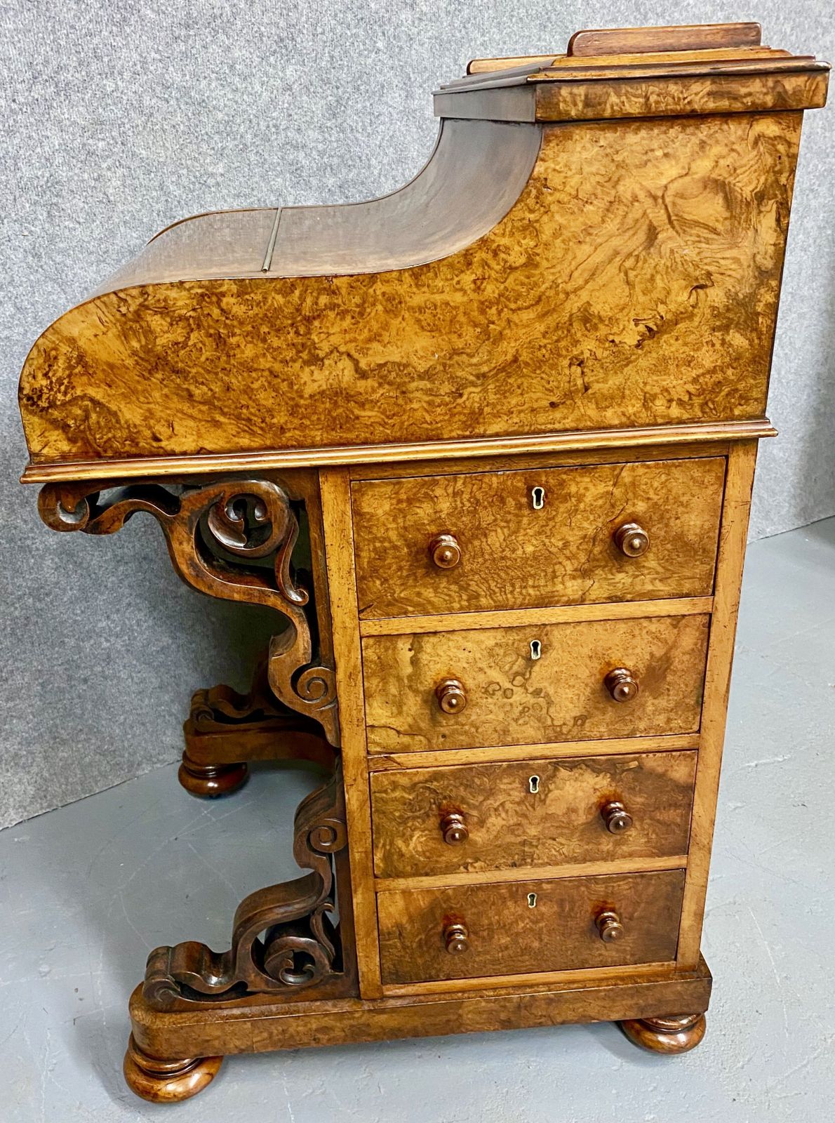 photo furniture Victorian Burr Walnut Pop Up Davenport