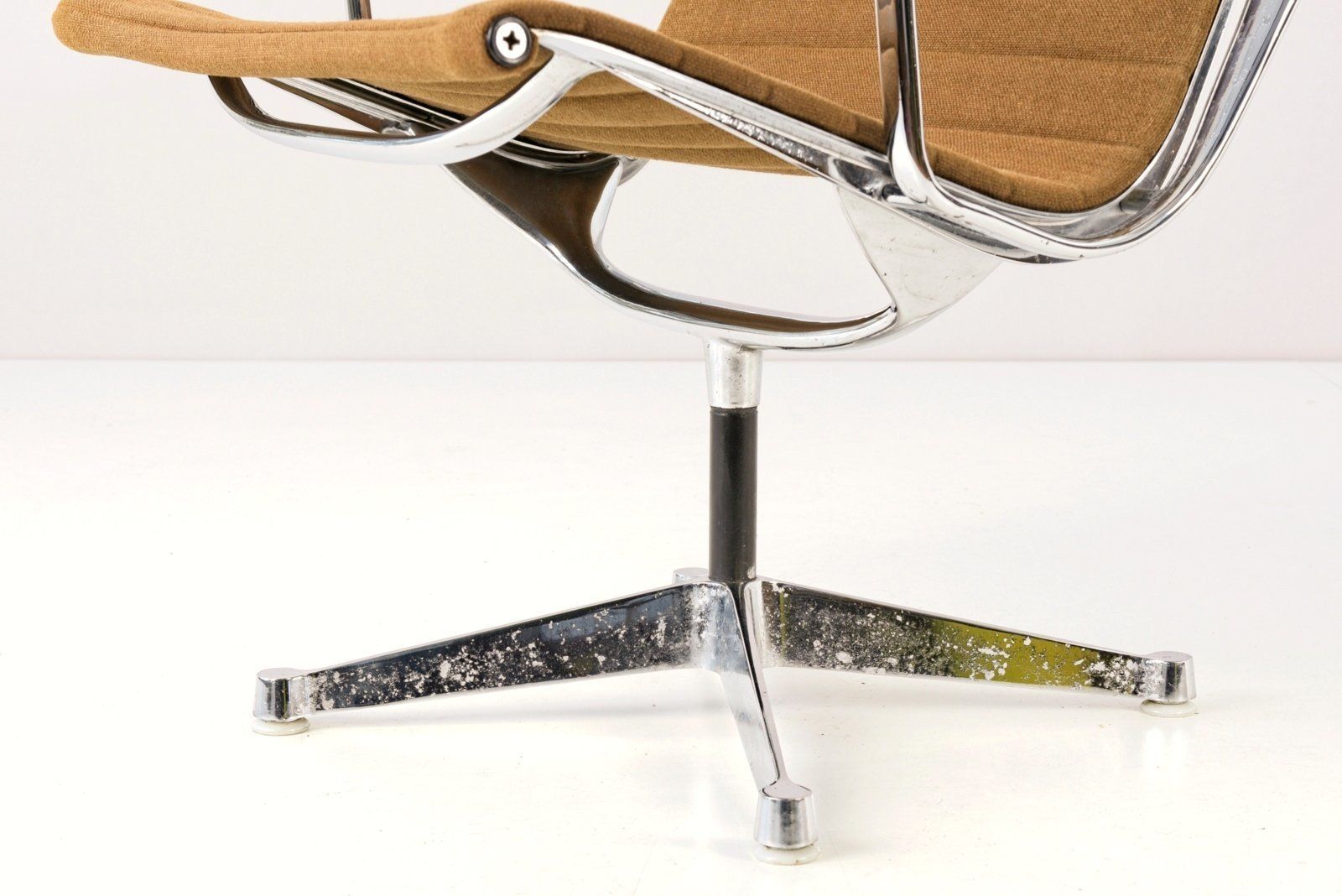 Model 682 Swivel Armchair By Charles & Ray Eames For Herman Miller, 1958 photo vintage