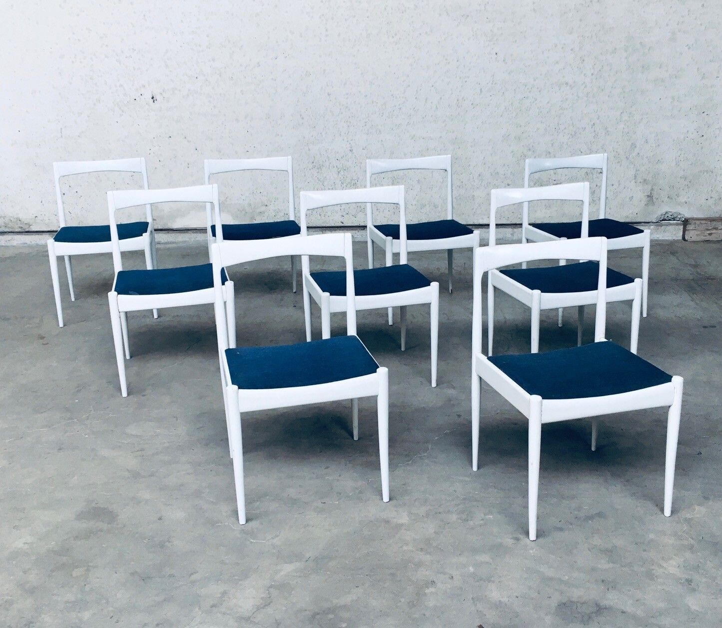 Belgisch Design Jaren 1970 – Set Van 9 Witte Eetkamerstoelen photo furniture