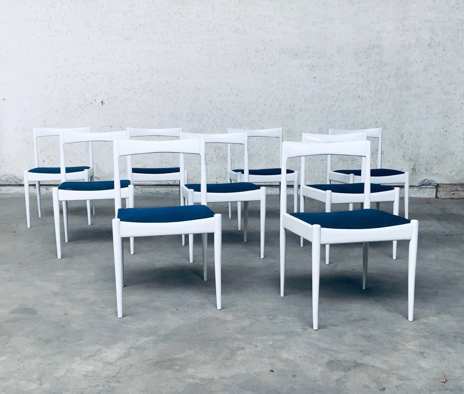Belgisch Design Jaren 1970 – Set Van 9 Witte Eetkamerstoelen photo Meubels