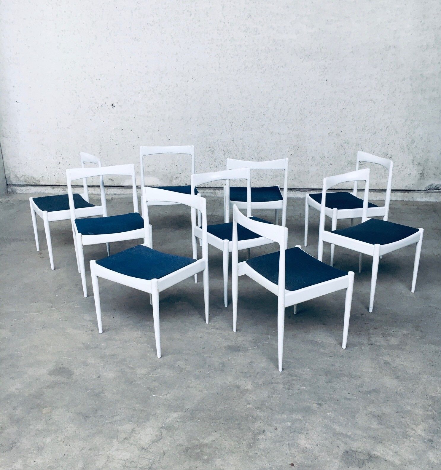 Belgisch Design Jaren 1970 – Set Van 9 Witte Eetkamerstoelen photo buy