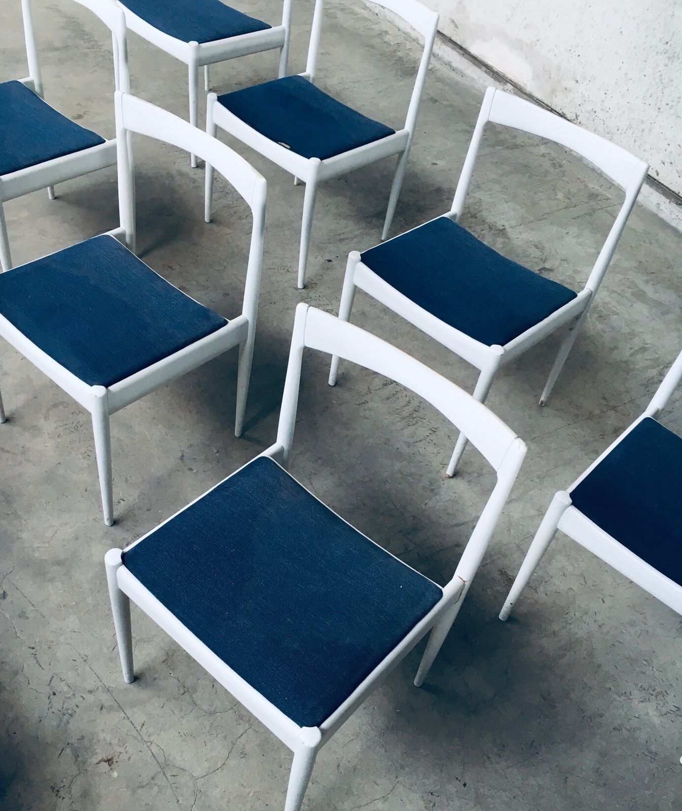 1922.0 Belgisch Design Jaren 1970 – Set Van 9 Witte Eetkamerstoelen photo