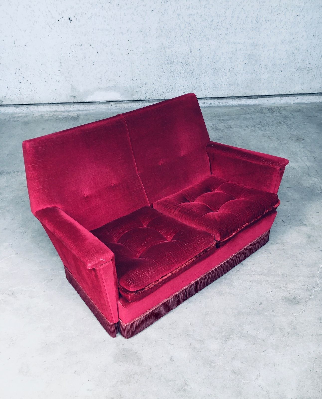 Hollywood Regency Stijl Fuchsia Fluwelen 2 Zitsbank Met Franje, Jaren 1960 photo vinterior