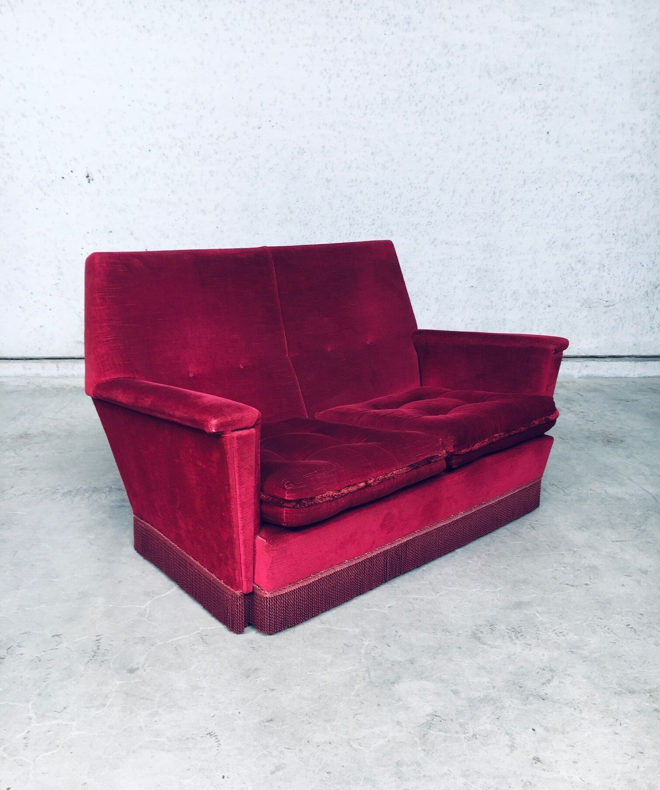 Hollywood Regency Stijl Fuchsia Fluwelen 2 Zitsbank Met Franje, Jaren 1960 photo buy