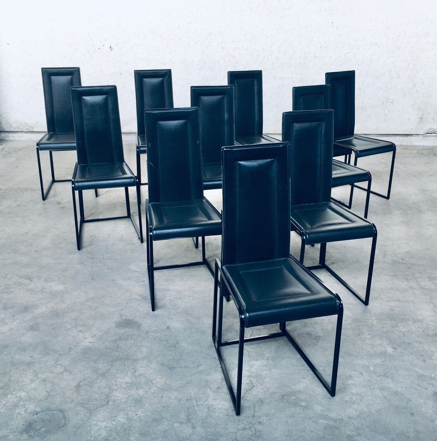 Postmodern Architecturaal Design – Set Van 10 Eetkamerstoelen, Jaren 1980, Italië photo for sale