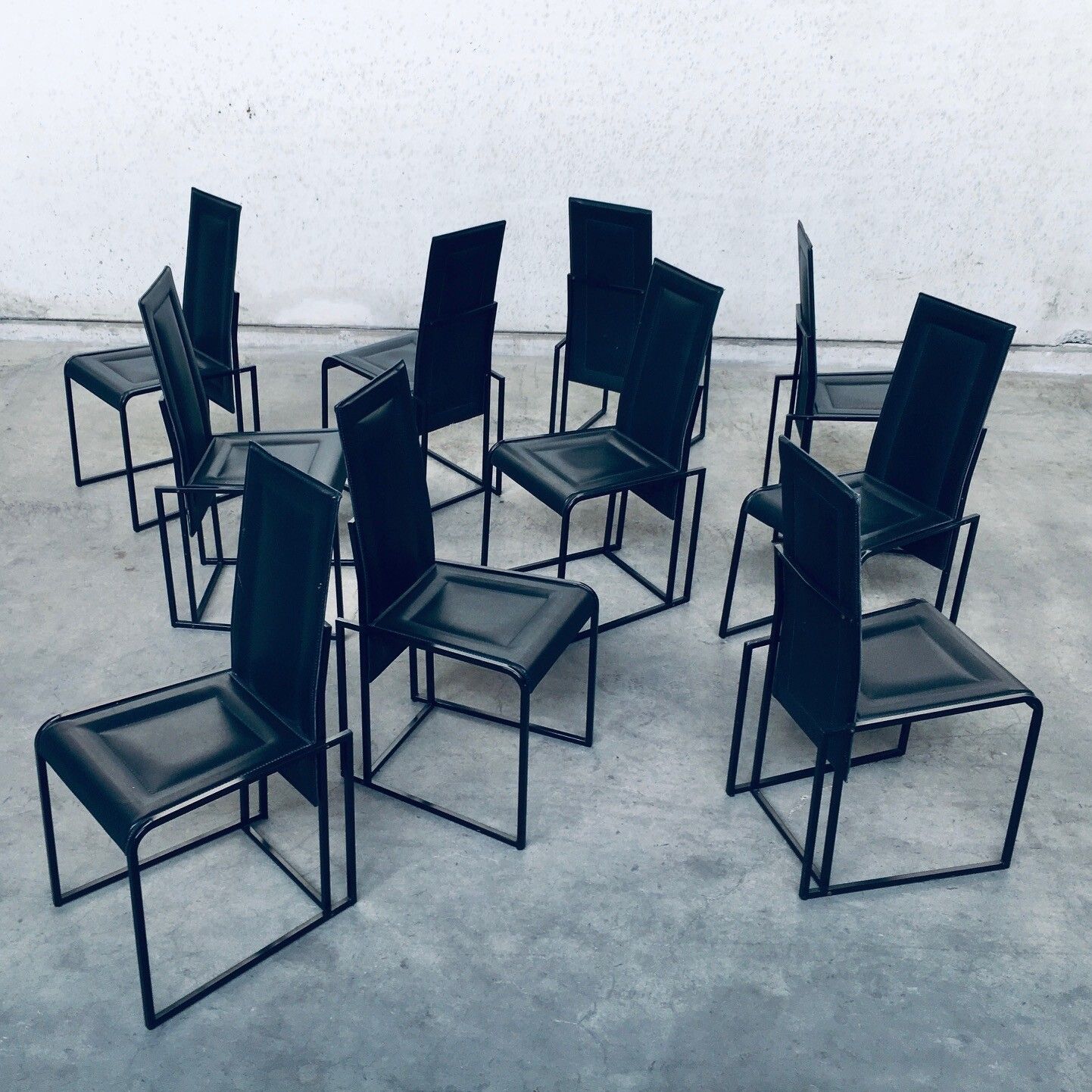 Postmodern Architecturaal Design – Set Van 10 Eetkamerstoelen, Jaren 1980, Italië photo vintage