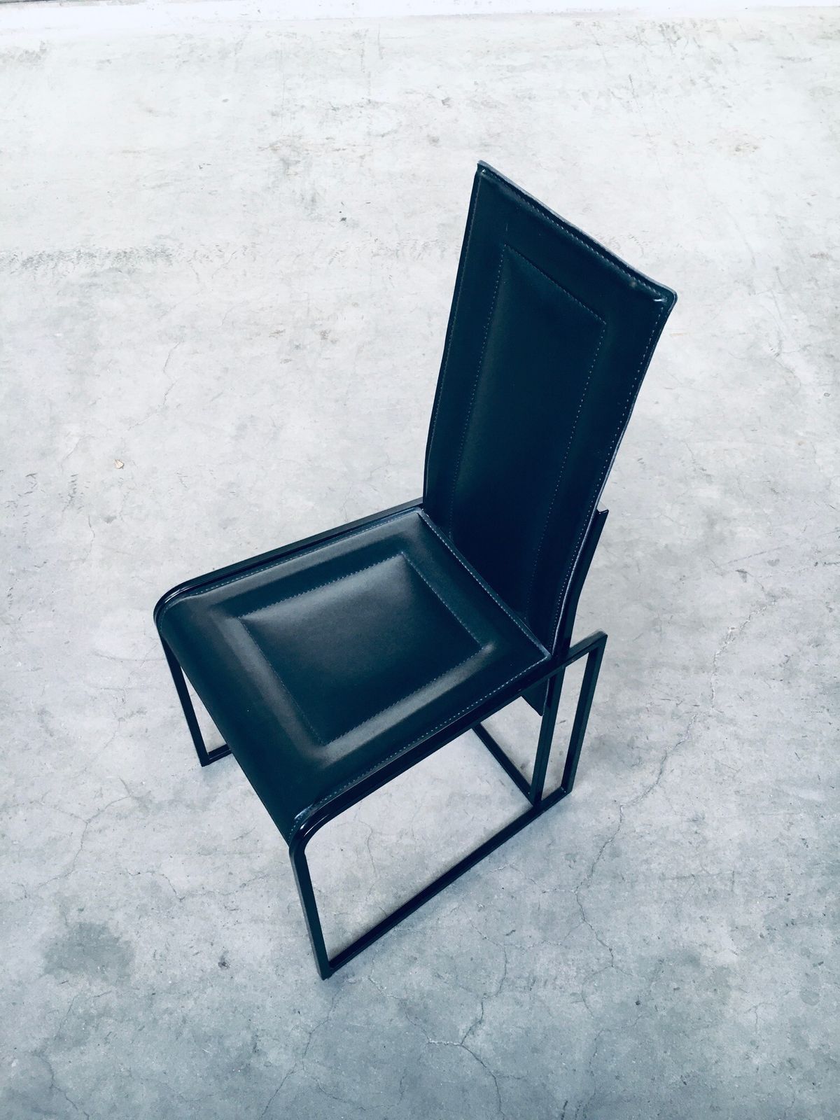 photo buy Postmodern Architecturaal Design – Set Van 10 Eetkamerstoelen, Jaren 1980, Italië