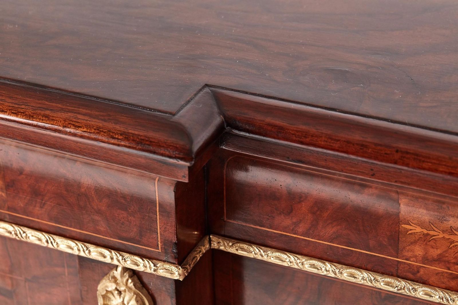 photo furniture Fine Quality 19th Century Victorian Burr Walnut Inlaid Credenza/Sideboard