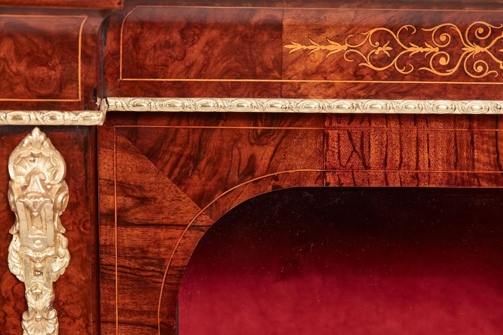 photo vinterior Fine Quality 19th Century Victorian Burr Walnut Inlaid Credenza/Sideboard