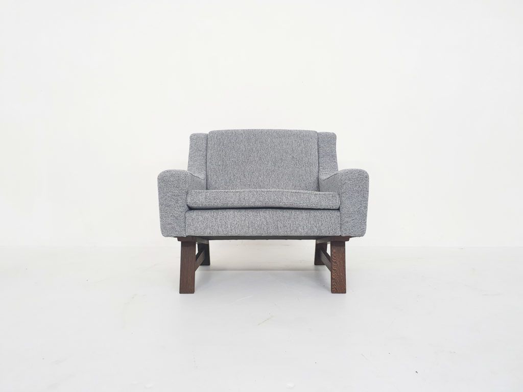Set Van Twee Dutch Design Loungestoelen Met Wengepoten photo for sale
