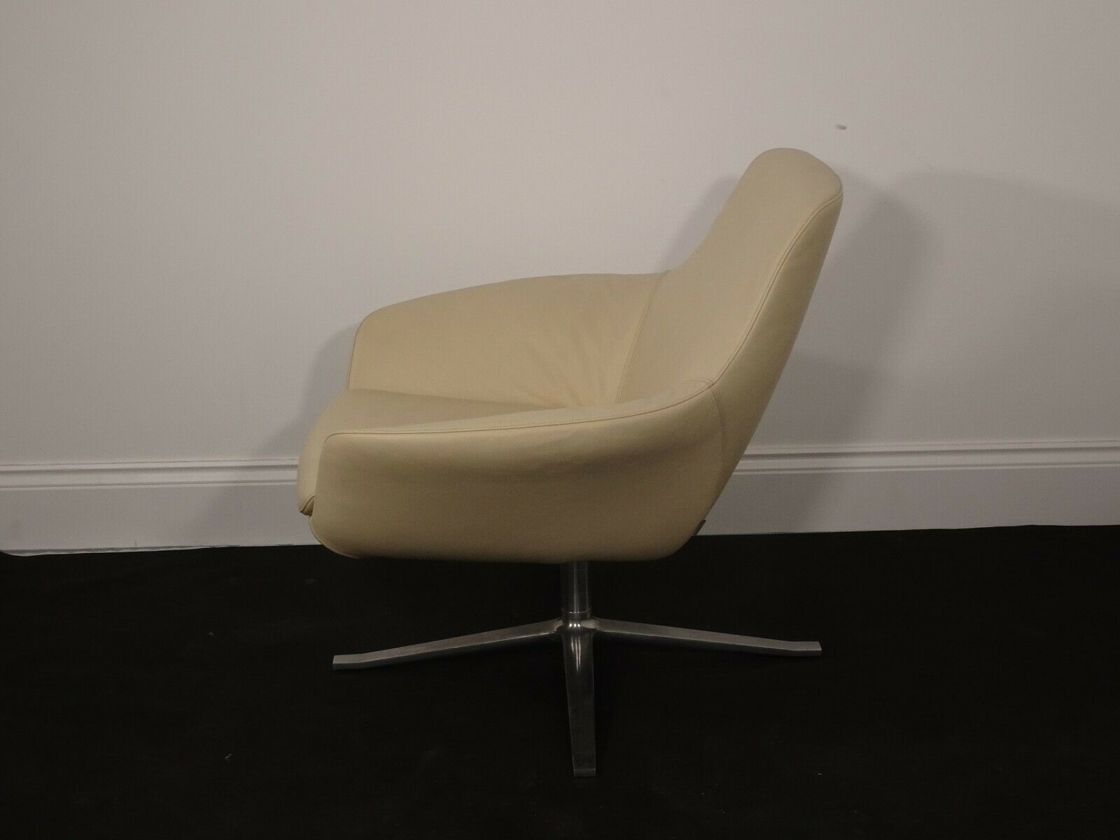 Immaculate Walter Knoll Oscar Luxury Swivel Chair In Pristine Cream Leather photo for sale
