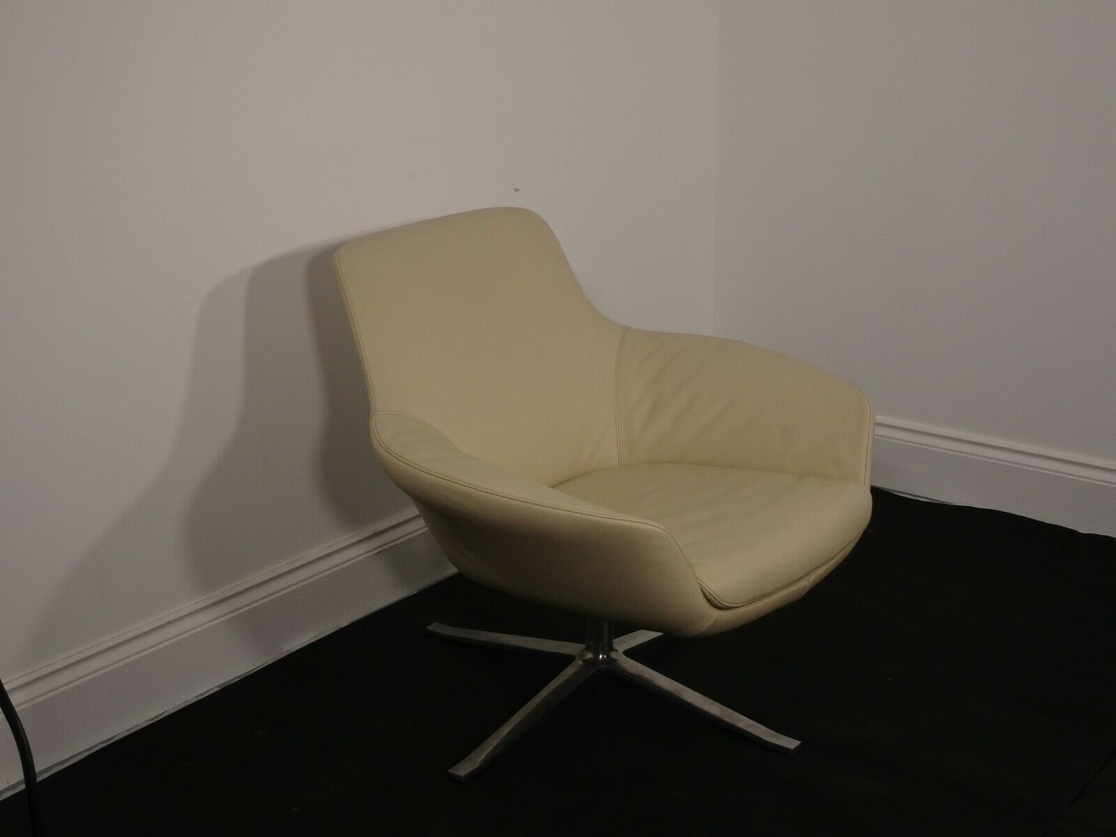 Immaculate Walter Knoll Oscar Luxury Swivel Chair In Pristine Cream Leather photo Furniture