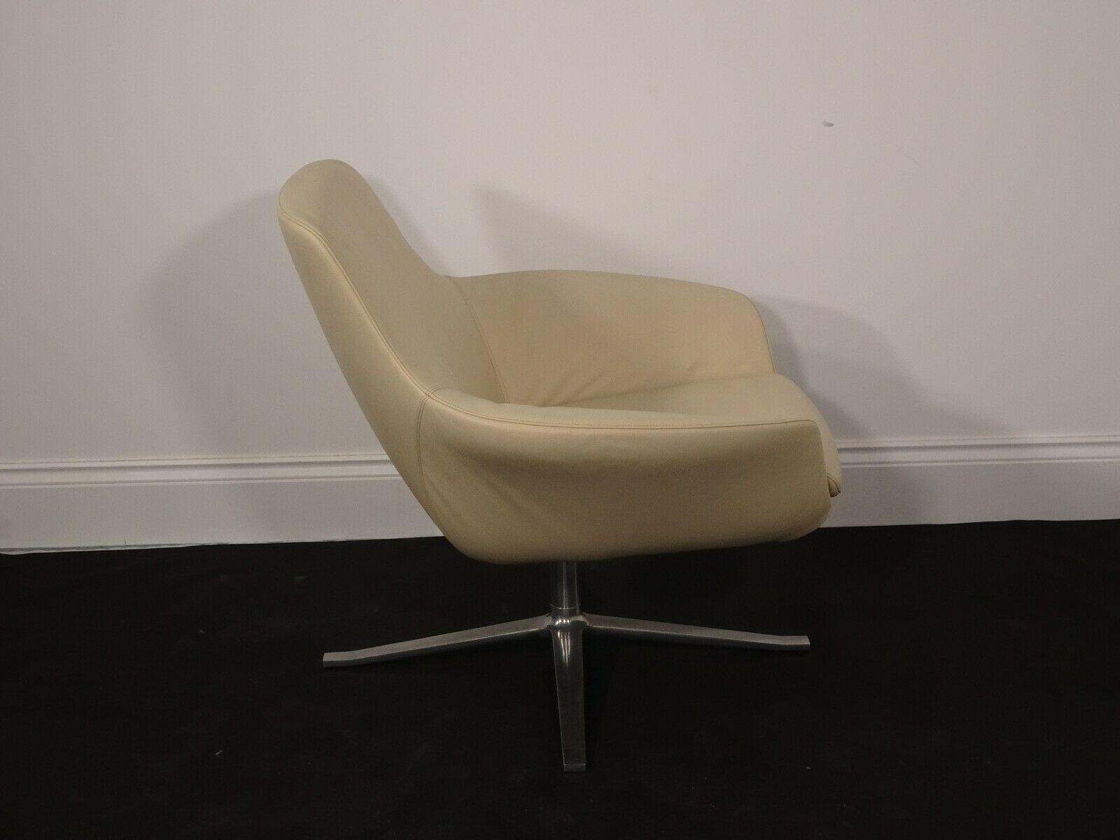 Immaculate Walter Knoll Oscar Luxury Swivel Chair In Pristine Cream Leather photo buy