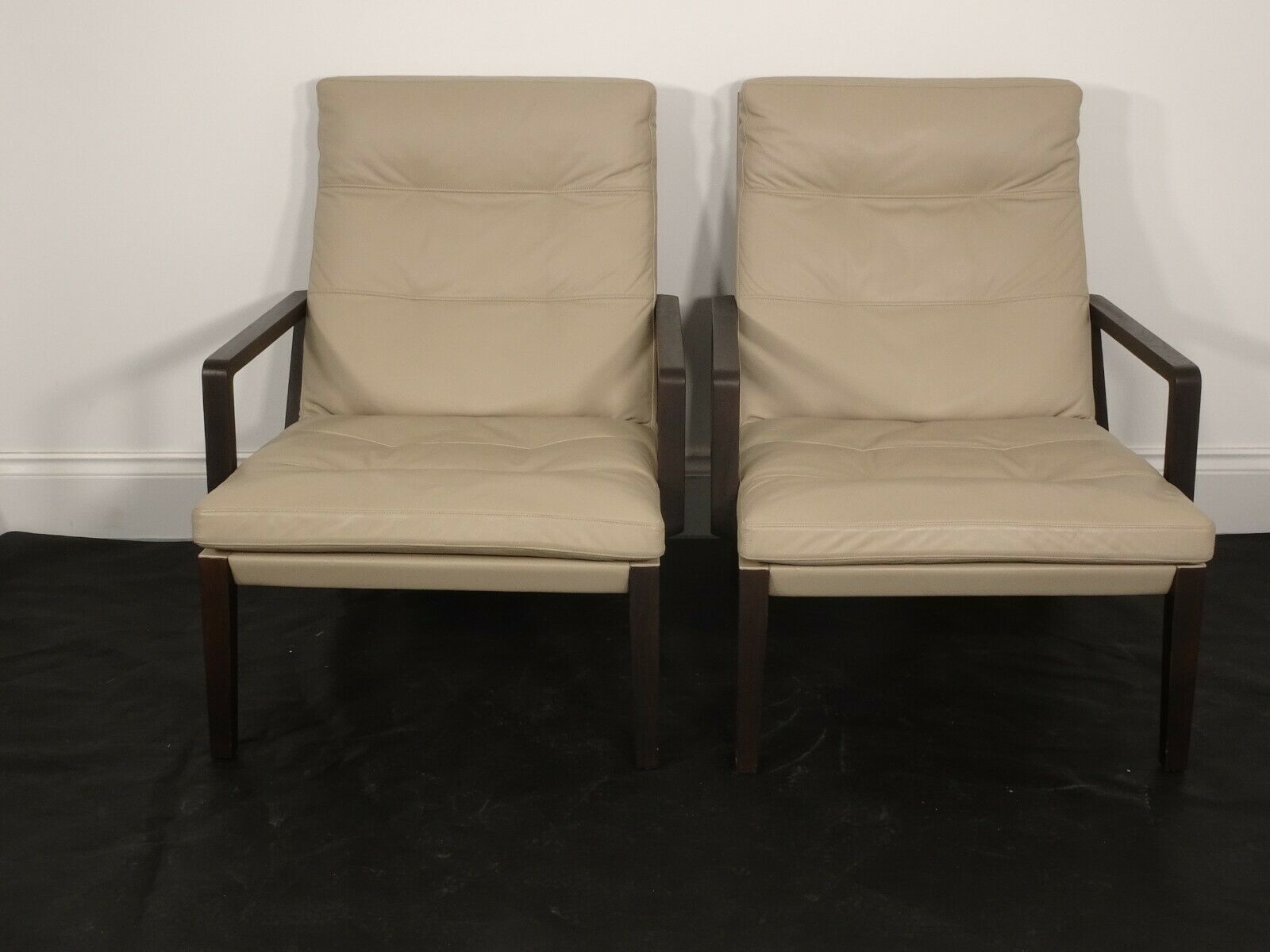 A Stunning Pair Of Walter Knoll Andoo Lounge Chairs In Ivory Leather photo furniture