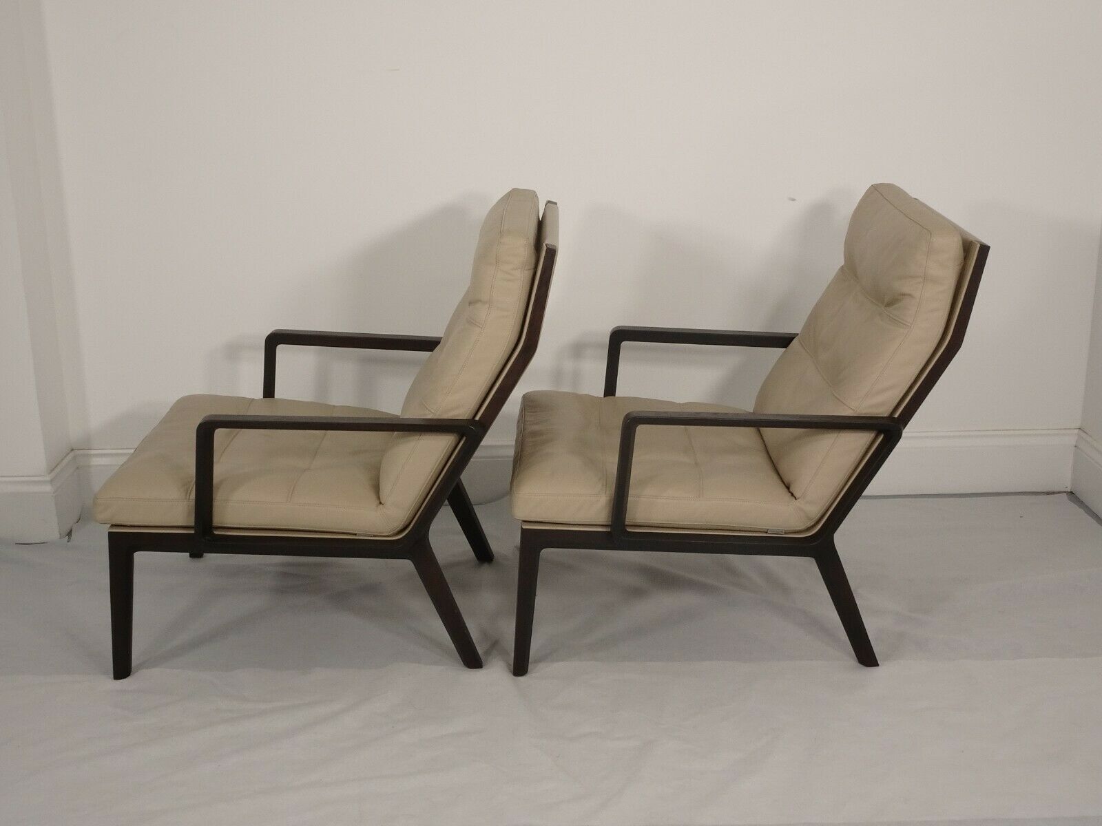 A Stunning Pair Of Walter Knoll Andoo Lounge Chairs In Ivory Leather photo buy