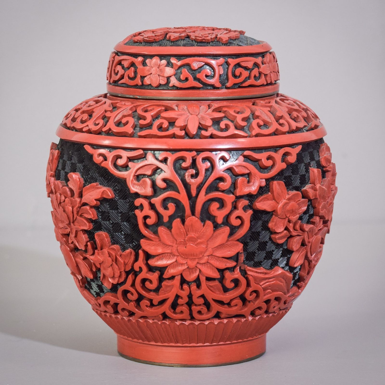 Gesneden En Gelakt Chinese Gemberpot photo Woonaccessoires