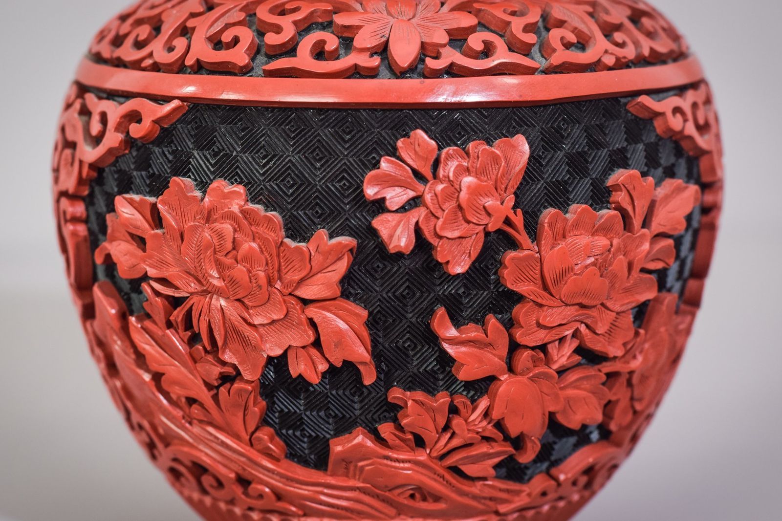 Gesneden En Gelakt Chinese Gemberpot photo vinterior
