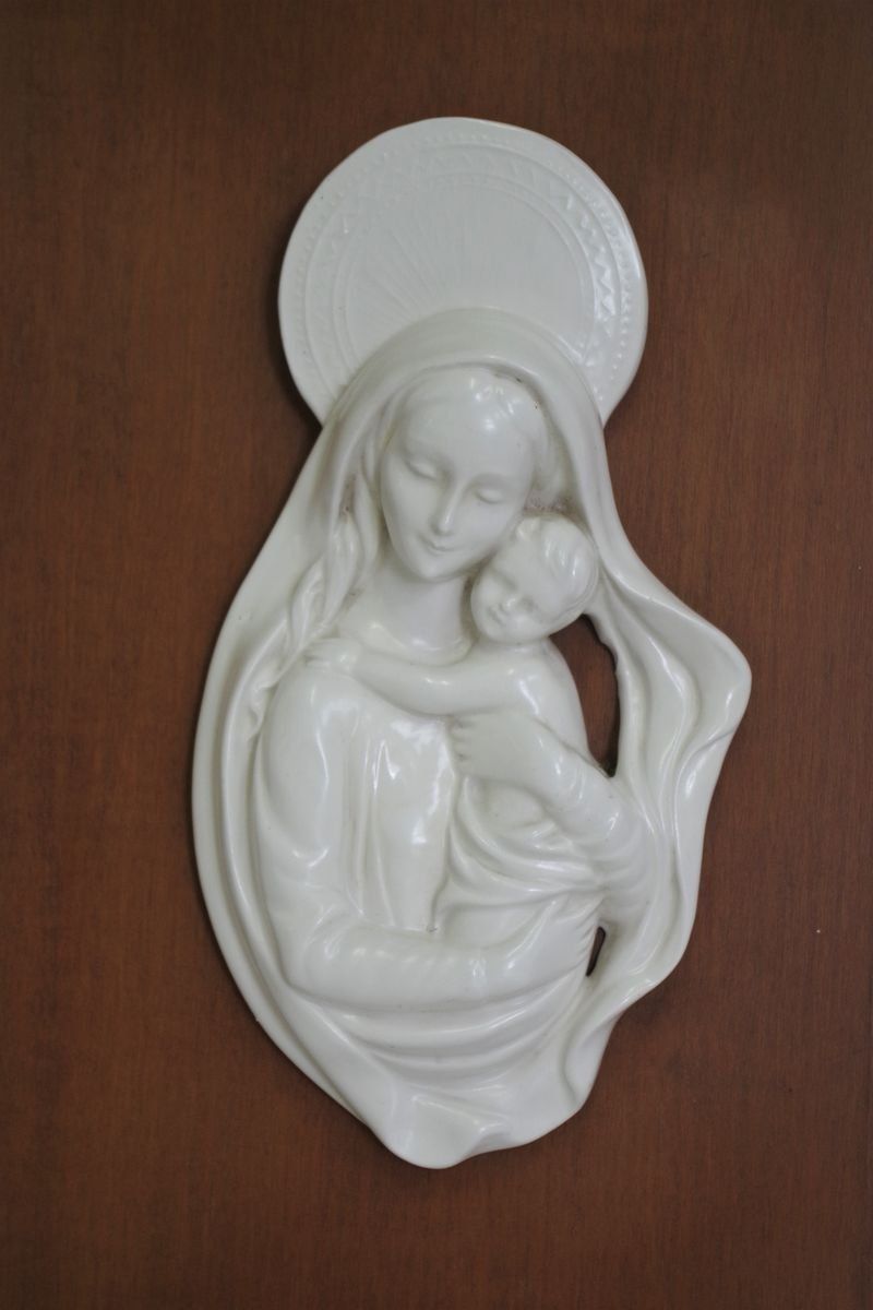 Cornice In Legno Intagliato Con Raffigurazione Ceramica Della Madonna, Anni '50 photo vintage