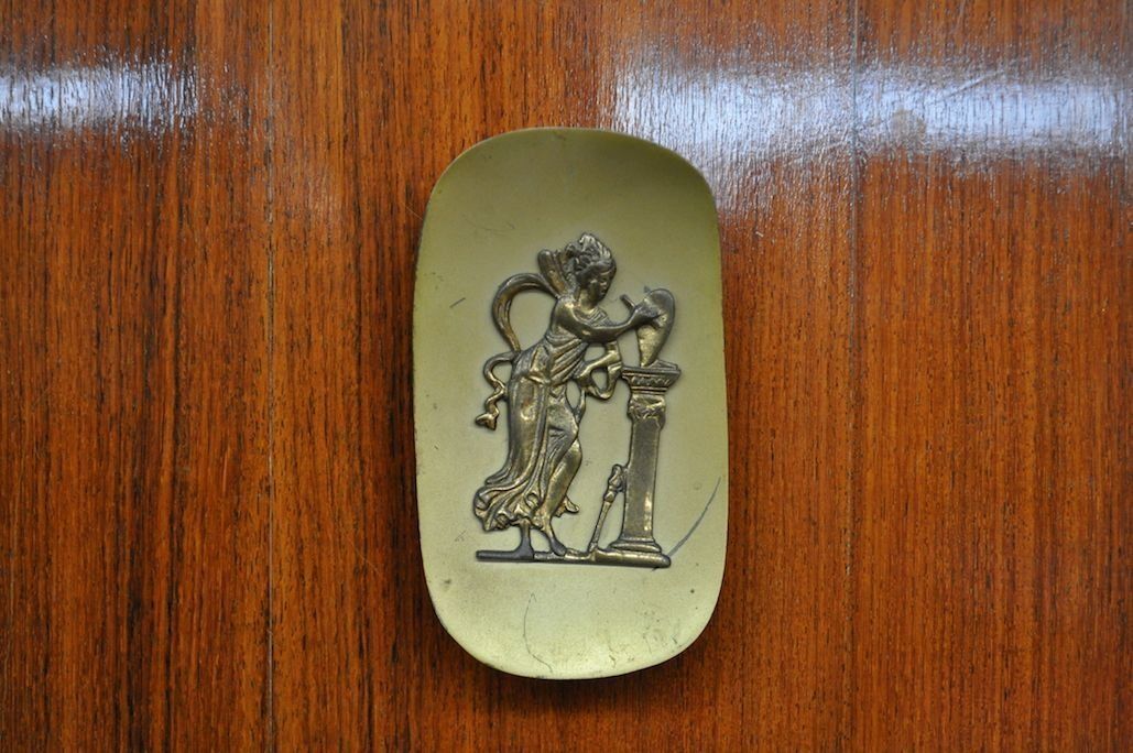 Credenza Con Cassetti In Pera Di Mogano, Ottone E Vetro Con Disegni Allegorici E Flash Interni Di F.Lli Rigamonti Desio, Milano, Anni '40 photo vintage